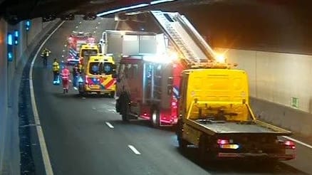 Groot ongeluk met drie vrachtwagens in Botlektunnel, A15 deels dicht