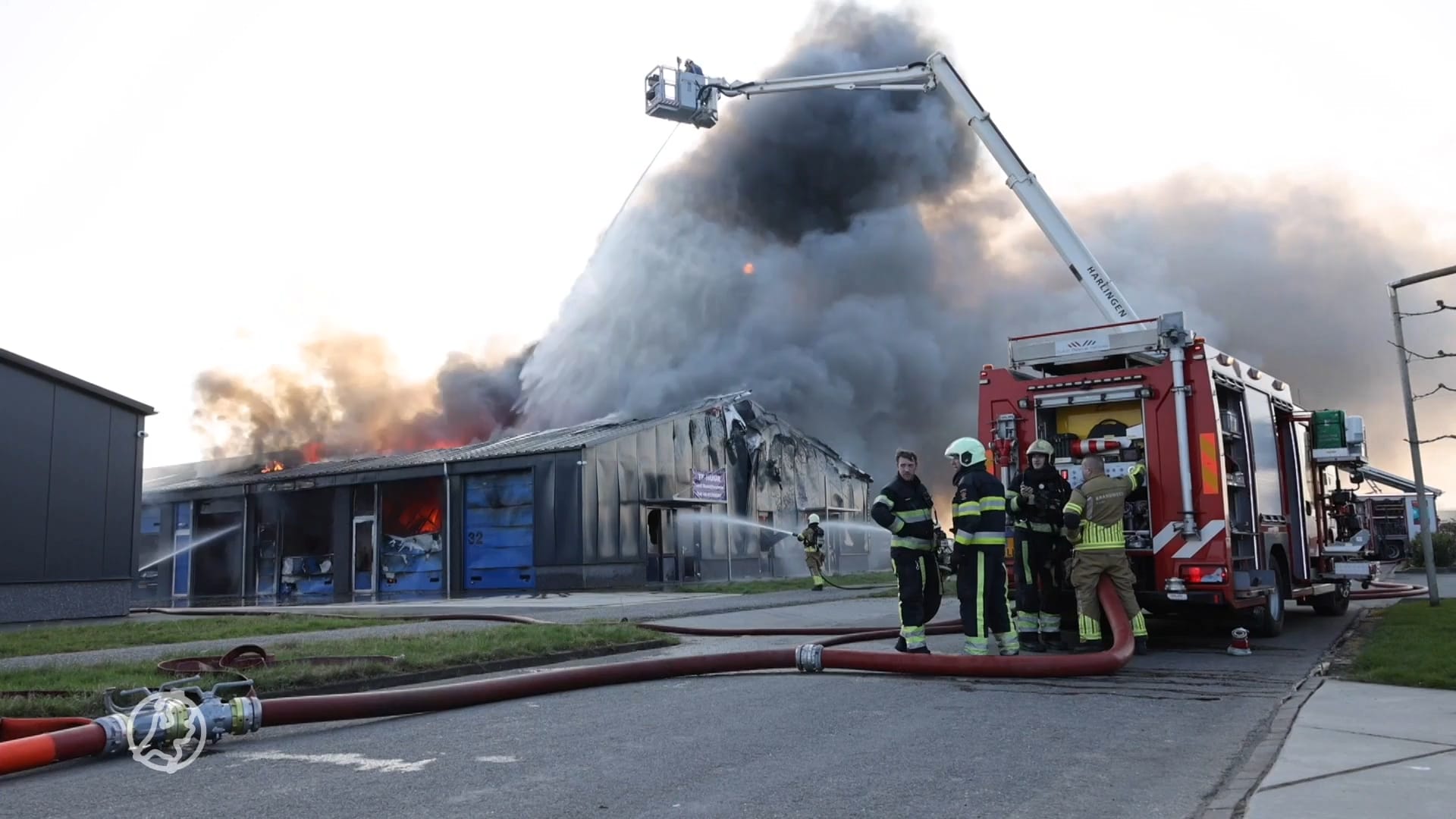 Grote brand in loods Franeker, NL-Alert uitgegeven wegens rookoverlast