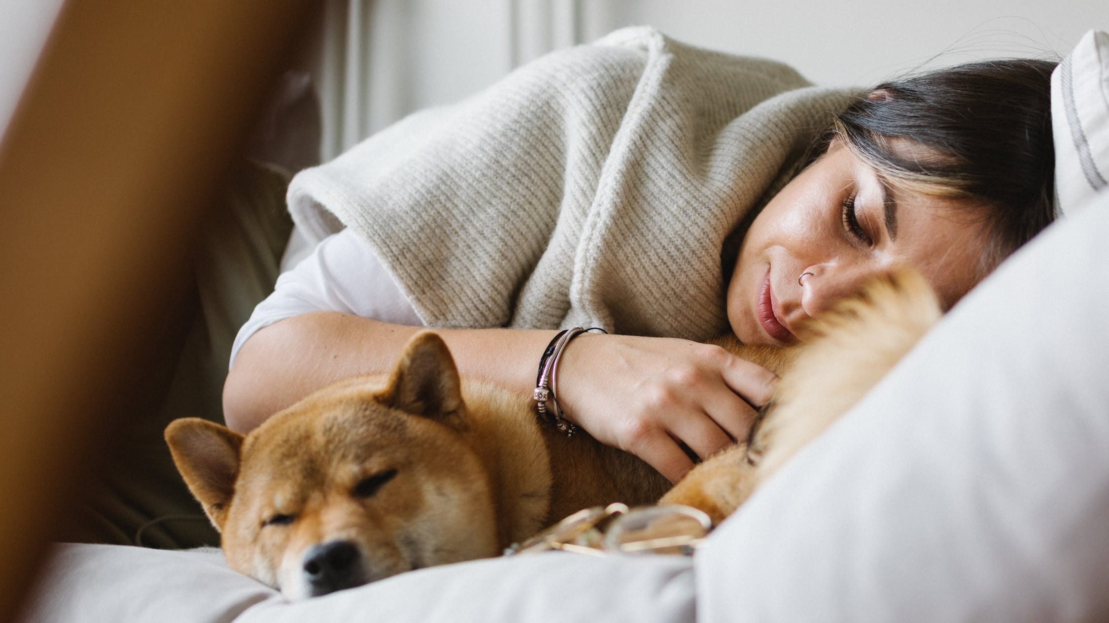 Met deze tips slaap je goed tijdens plaknachten: 'Stop je lakens in de vriezer'