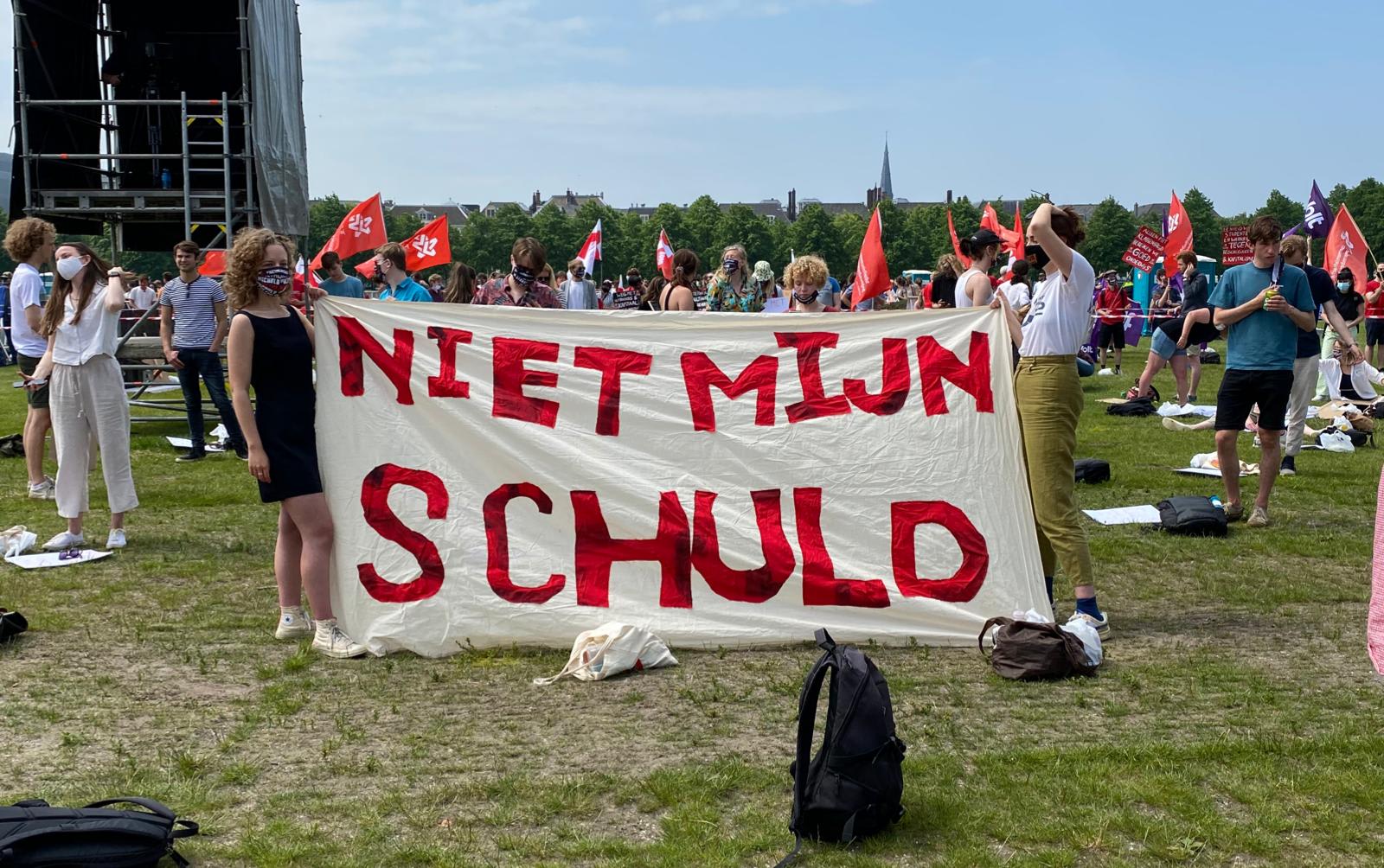 Studenten protesteren op Malieveld tegen leenstelsel: 'Het vergroot de kloof tussen arm en rijk'