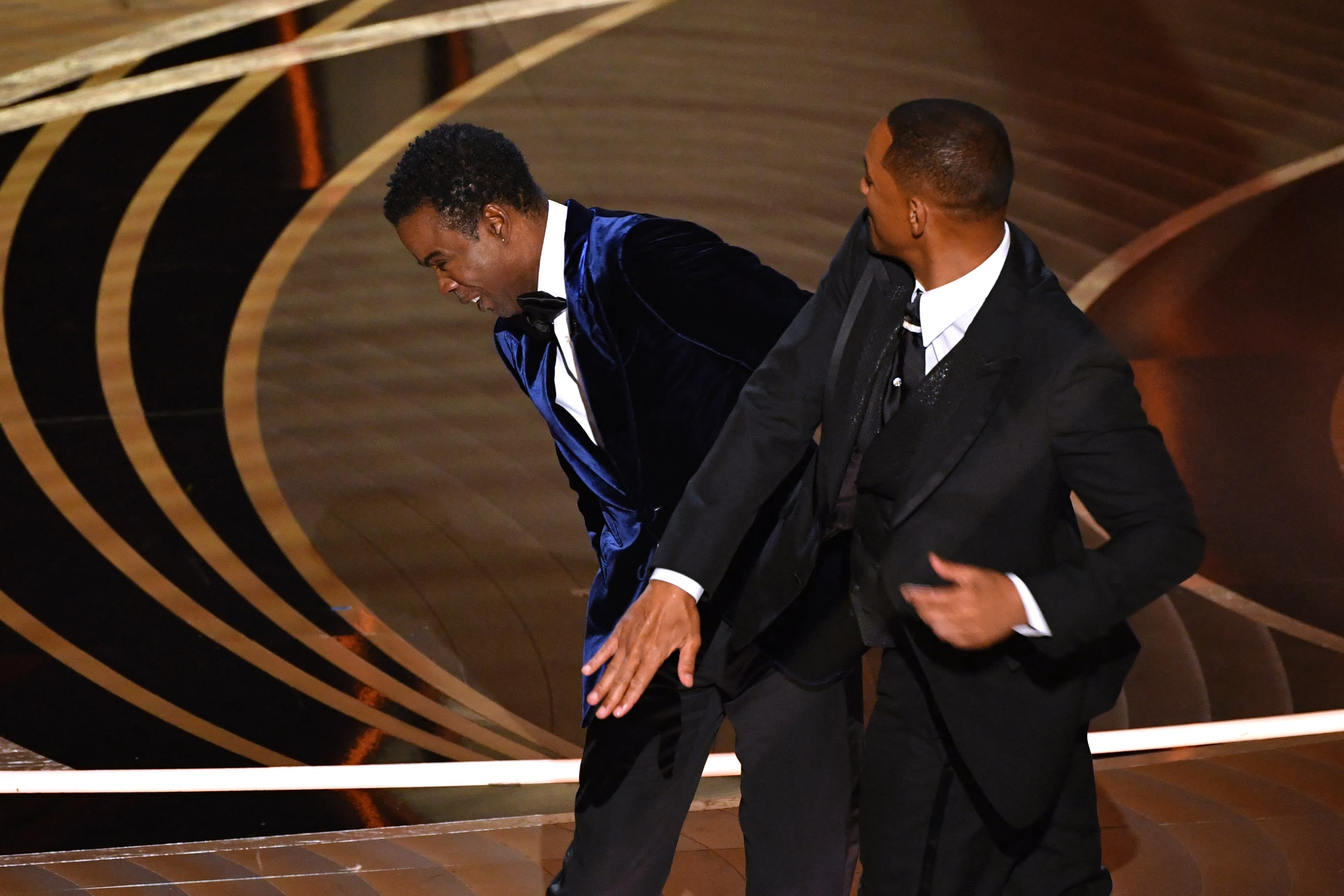 Kijkers in shock: Will Smith deelt klap uit aan Chris Rock tijdens Oscars