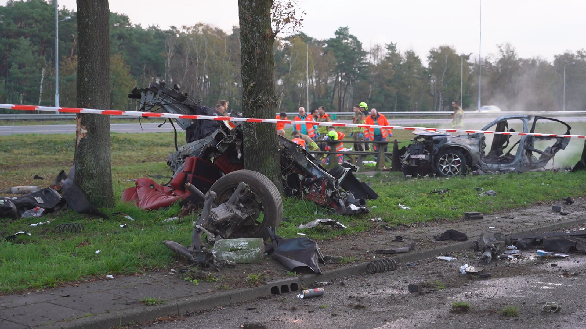 Auto breekt in stukken en vliegt in brand na ongeluk A58 in Tilburg