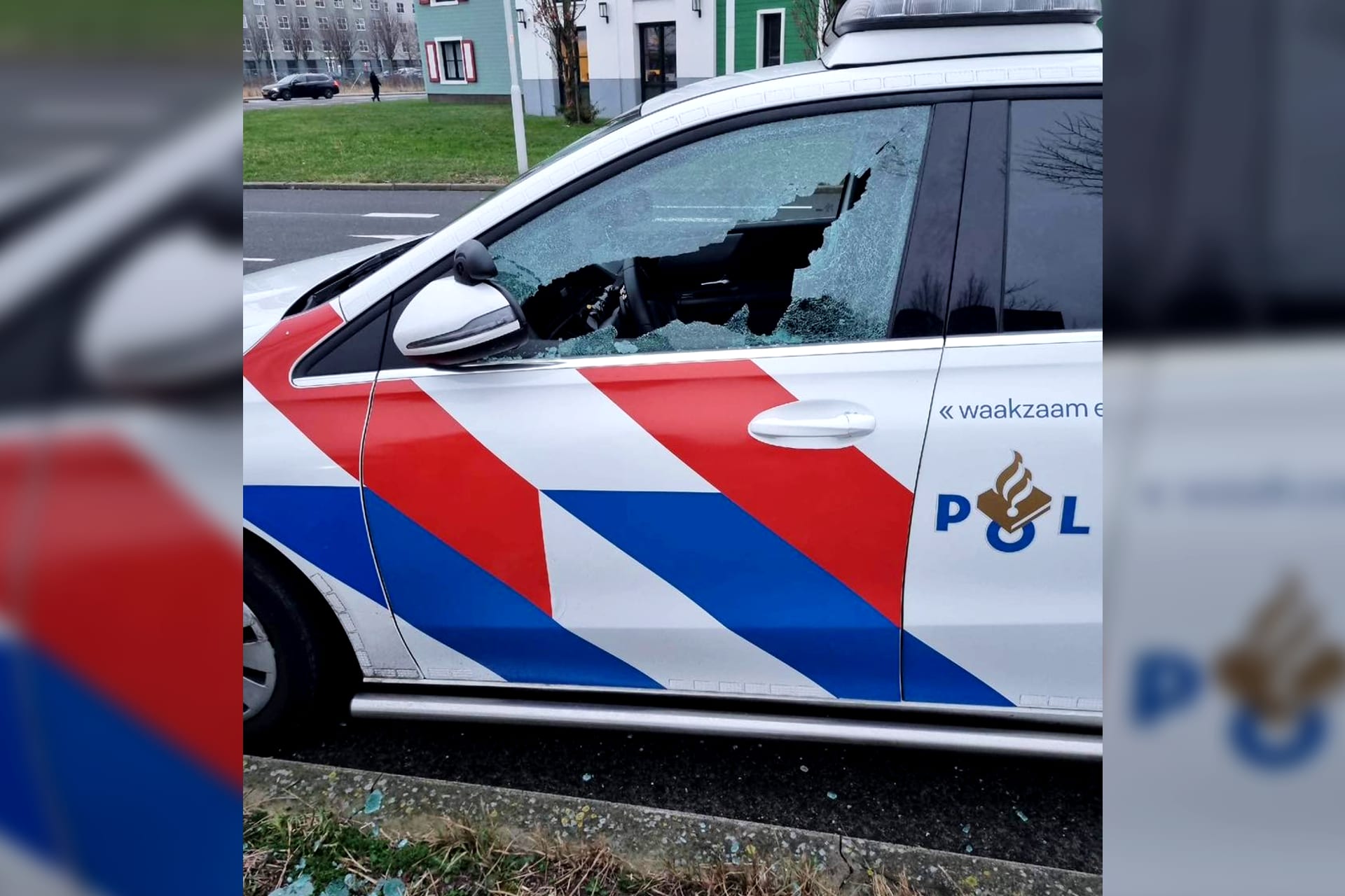 Agressieve man slaat raam politiewagen kapot en verwondt agent 