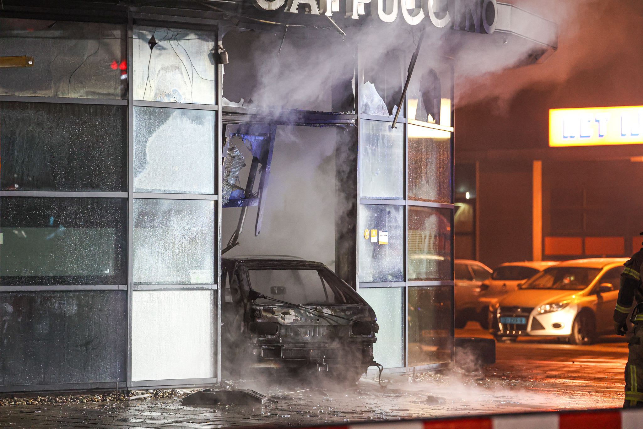 Auto rijdt waterpijpcafé Amsterdam binnen en vliegt daarna in brand