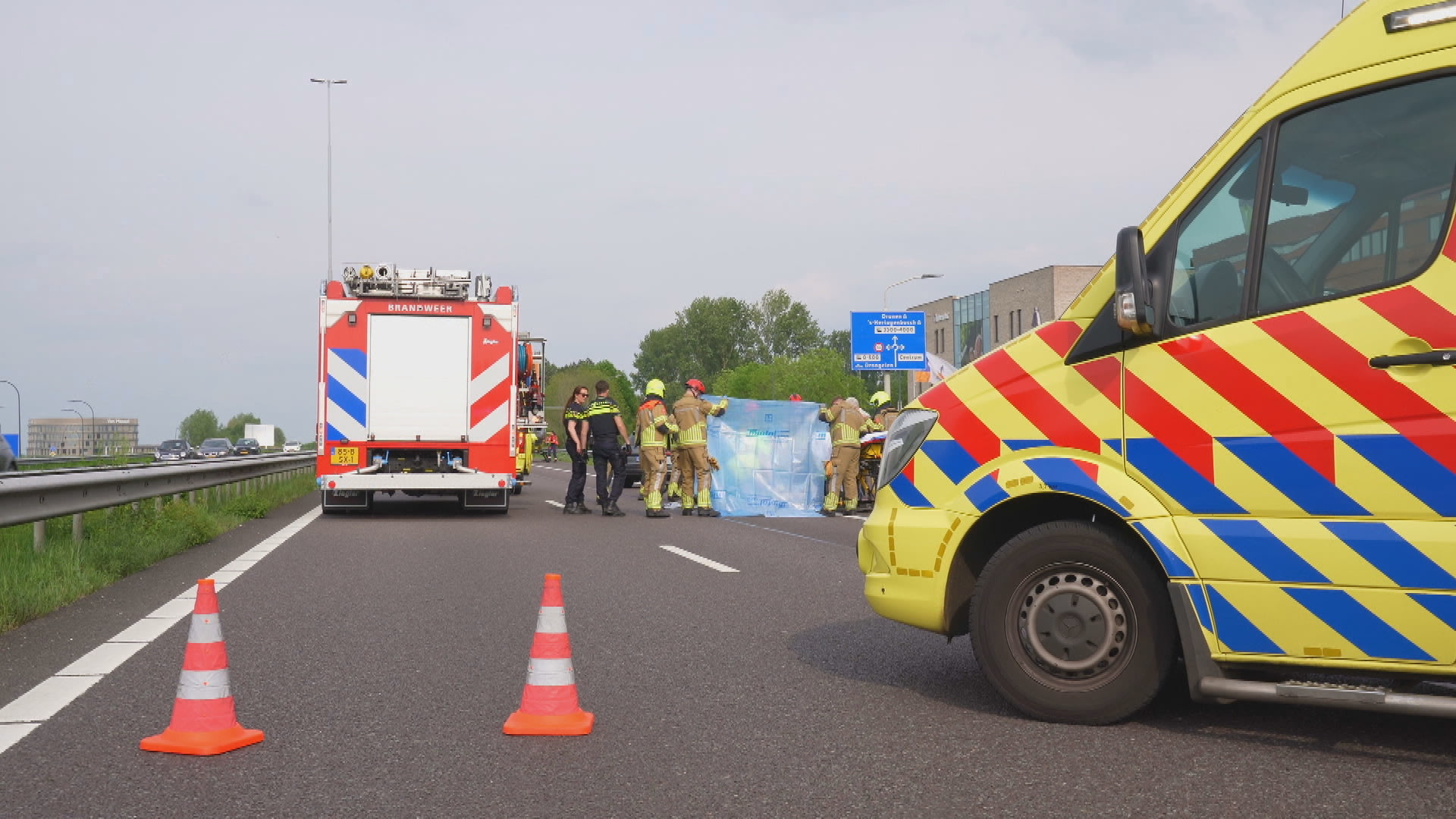 Man loopt over A59 en wordt aangereden, automobilist rijdt door