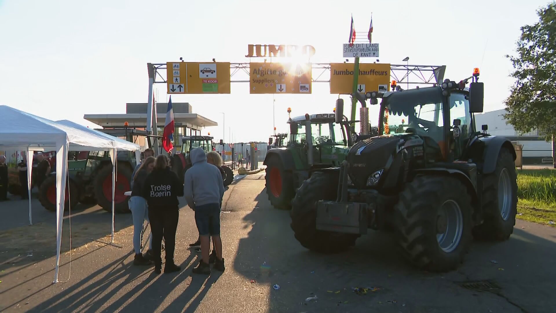 Boeren halen nacht door bij distributiecentra: 'We gaan voorlopig niet weg!'