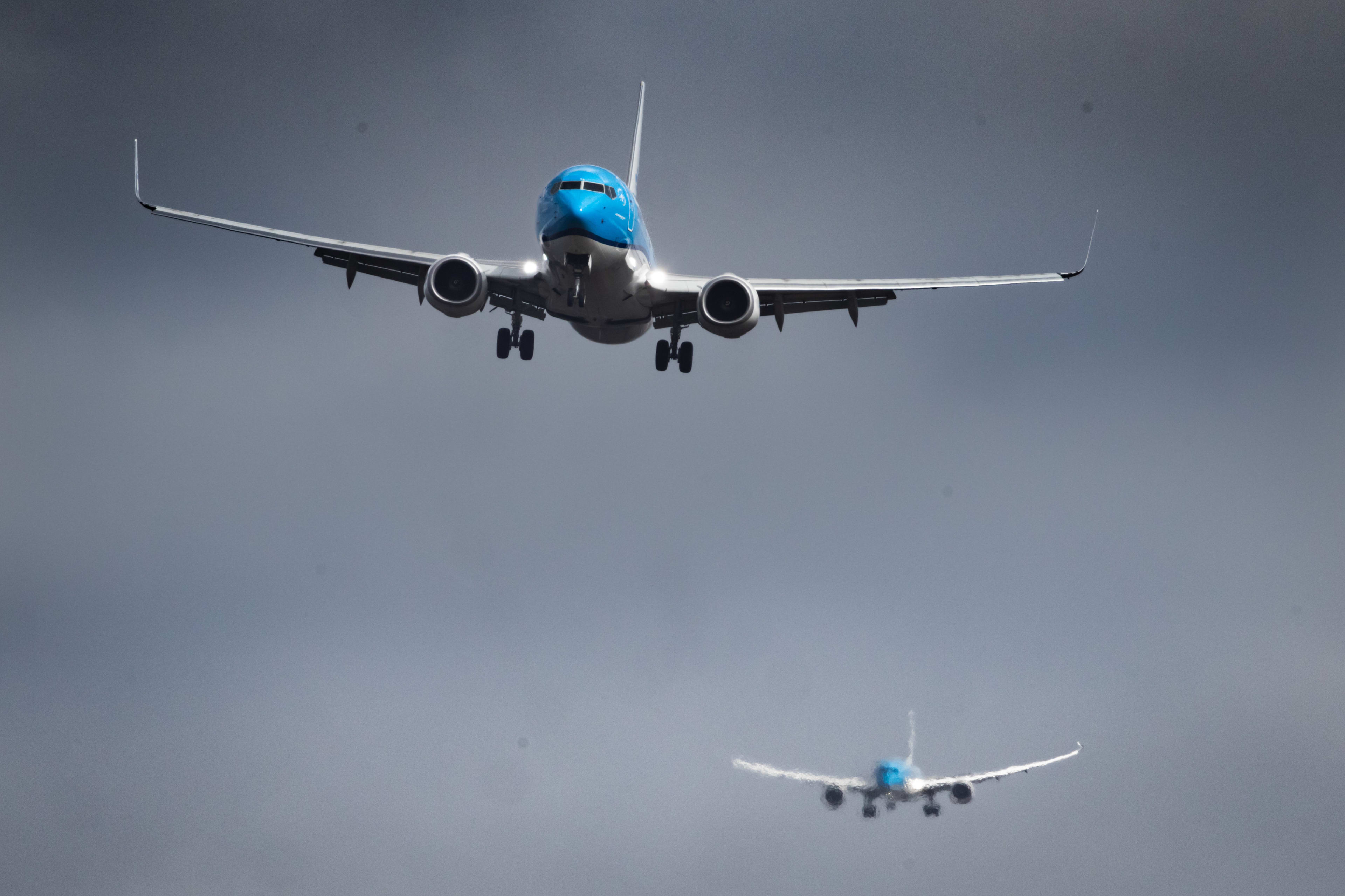 Schiphol sluit twee uur lang alle landingsbanen door storm, drukke ochtendspits verwacht