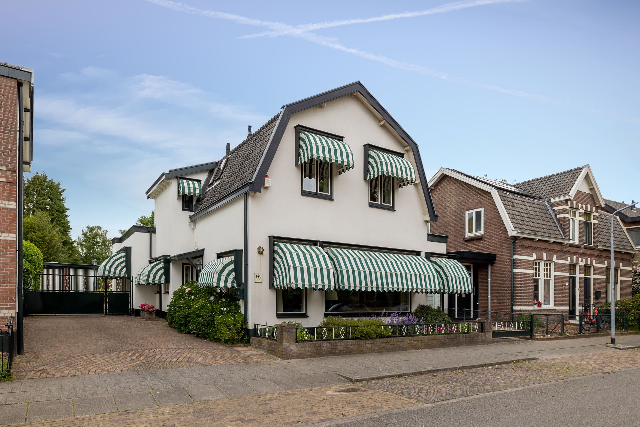 De garage van deze villa is niet voor kinderogen bestemd