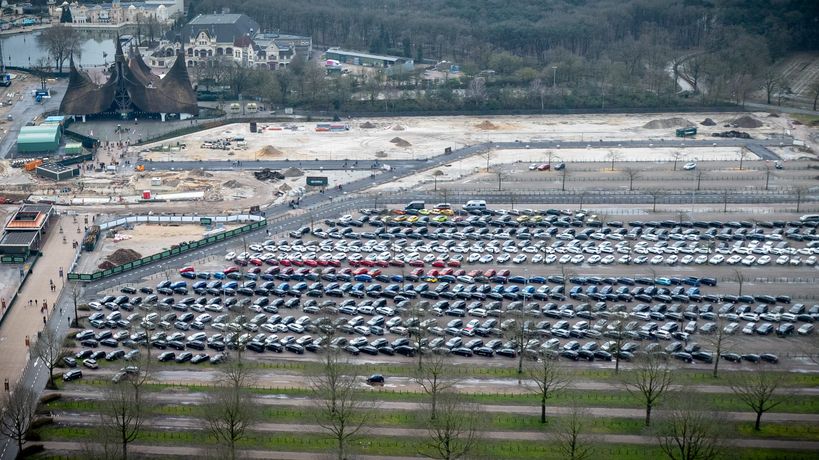 Mooi plaatje: Efteling-parkeerwachters sorteren voor de grap auto's op kleur