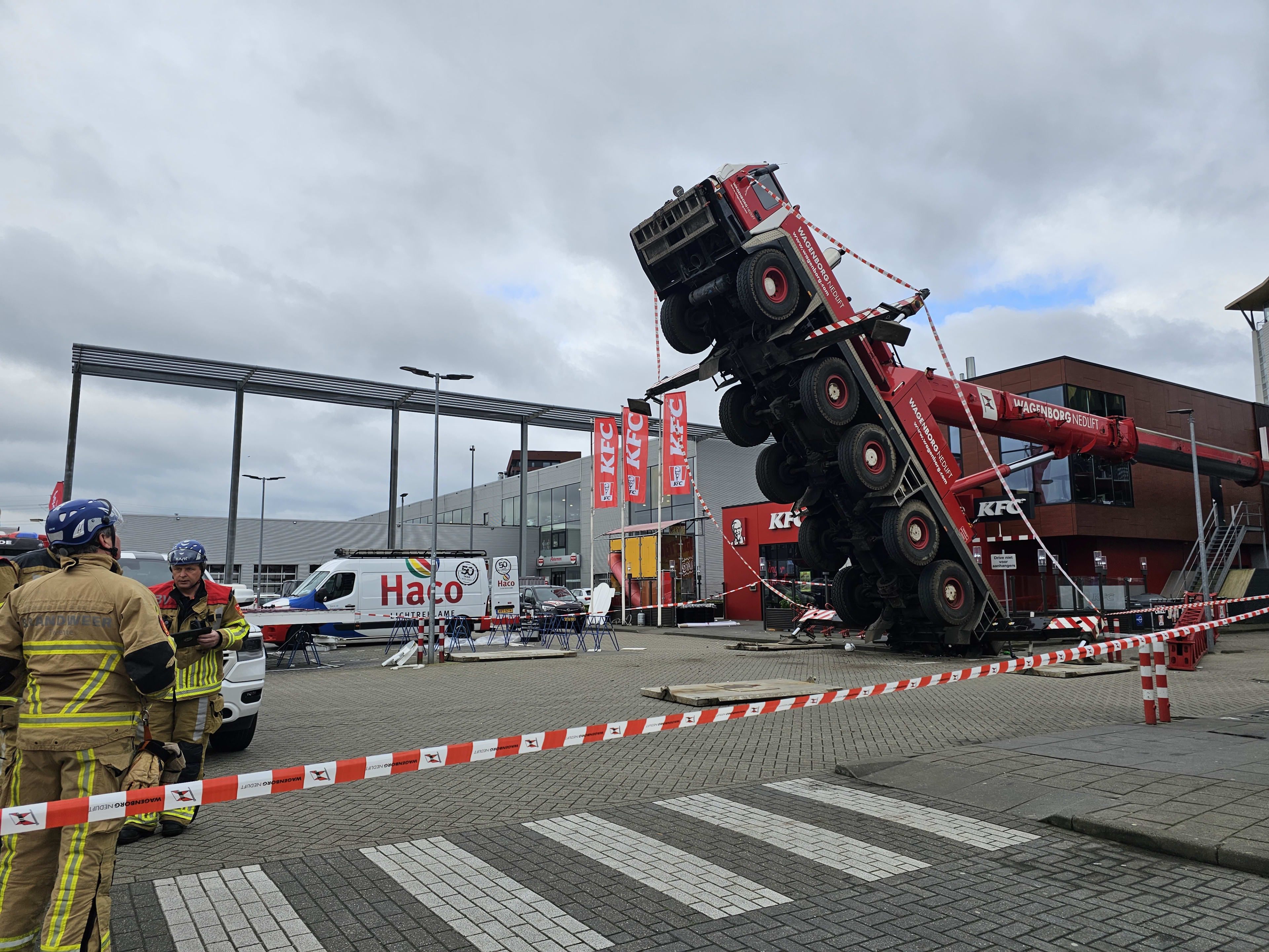 Hijskraan valt op filiaal fastfoodrestaurant in Enschede