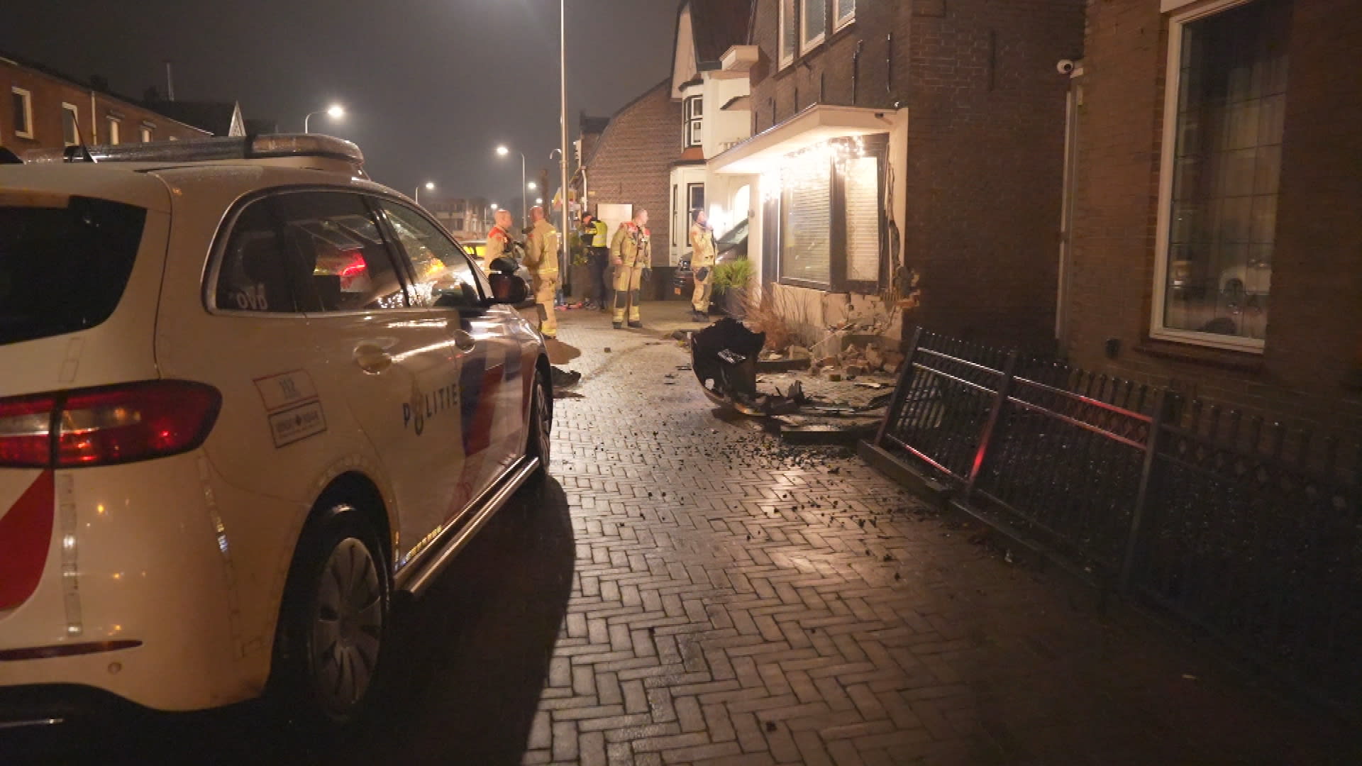 Inbrekers rammen politiewagen en knallen tijdens achtervolging op woning