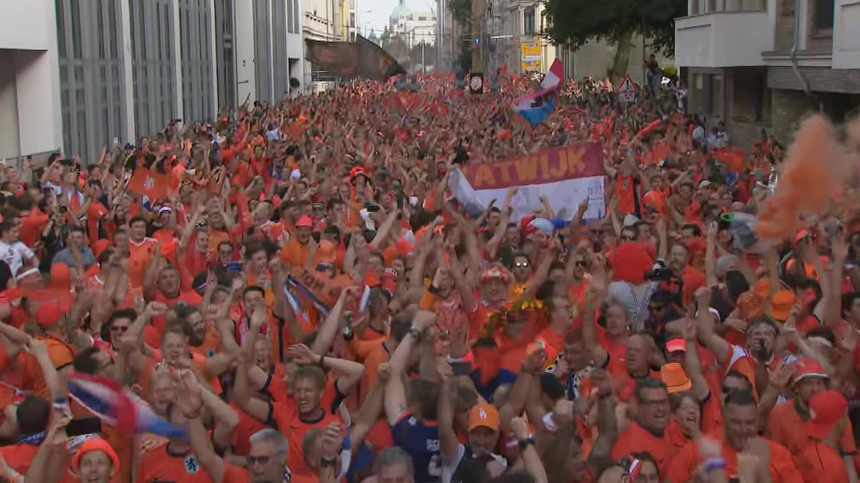 ZIEN Indrukwekkende Oranje-mars naar stadion Leipzig