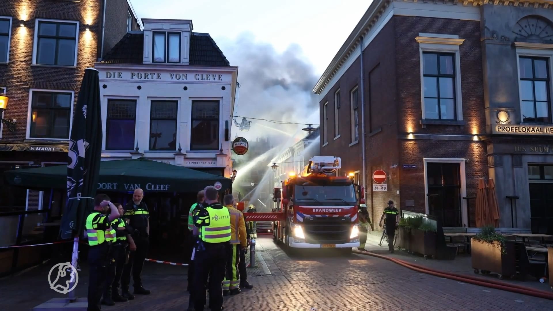 Zeer grote brand in pand in het centrum van Sneek