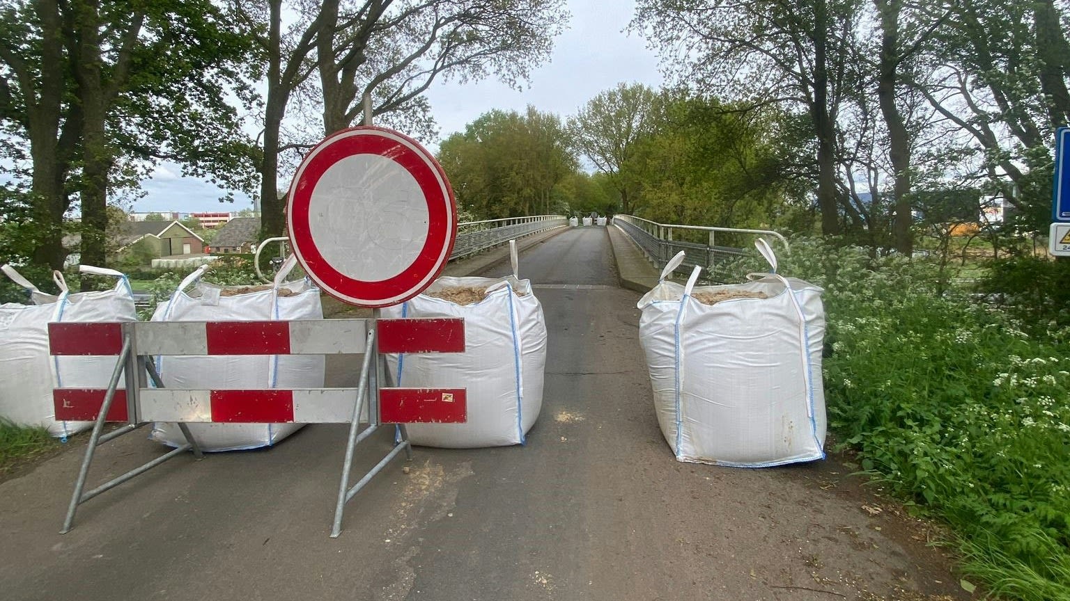 Brug over A28 in Nijkerk nu helemaal dicht: 'Niet meer veilig voor voetgangers'