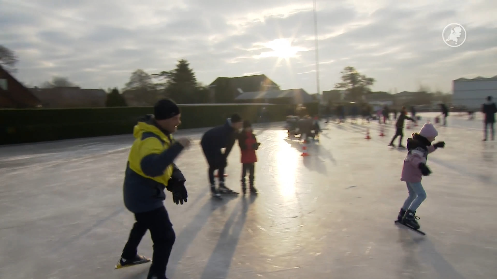 Mensen grijpen laatste kans om te schaatsen in De Lier