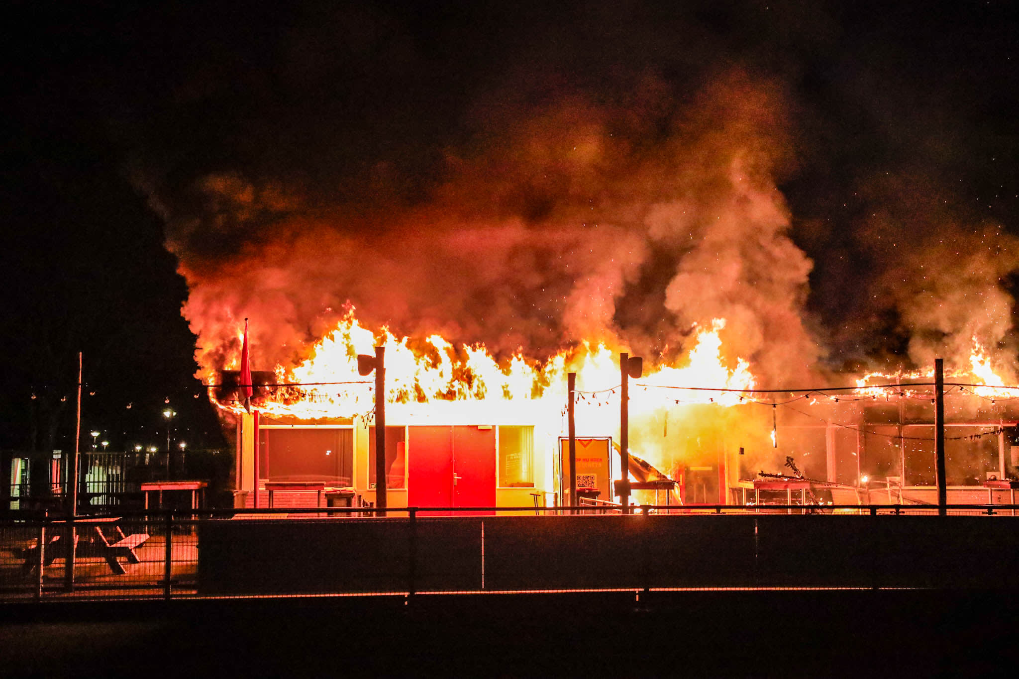 Grote brand verwoest sportkantine tijdens whiskeyproeverij in Hoogland