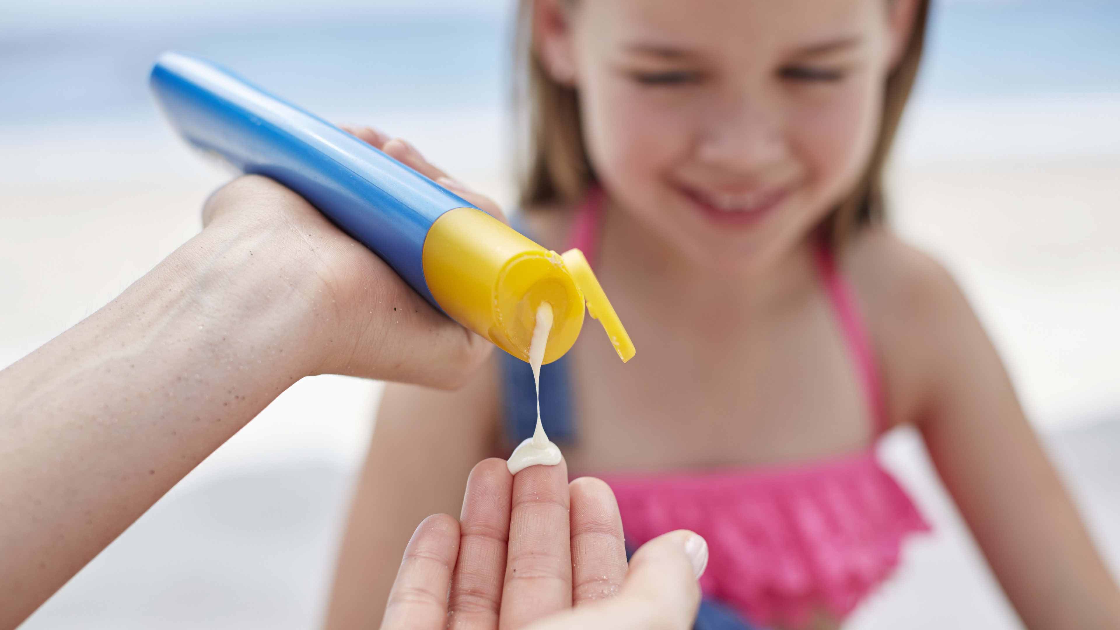 Consumentenbond waarschuwt: deze zonnebrandcrèmes moet je niet gebruiken