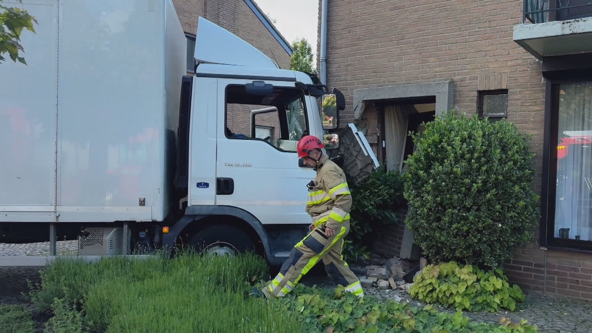 Vrachtwagenchauffeur verliest macht over het stuur en botst tegen gevel woning Maastricht