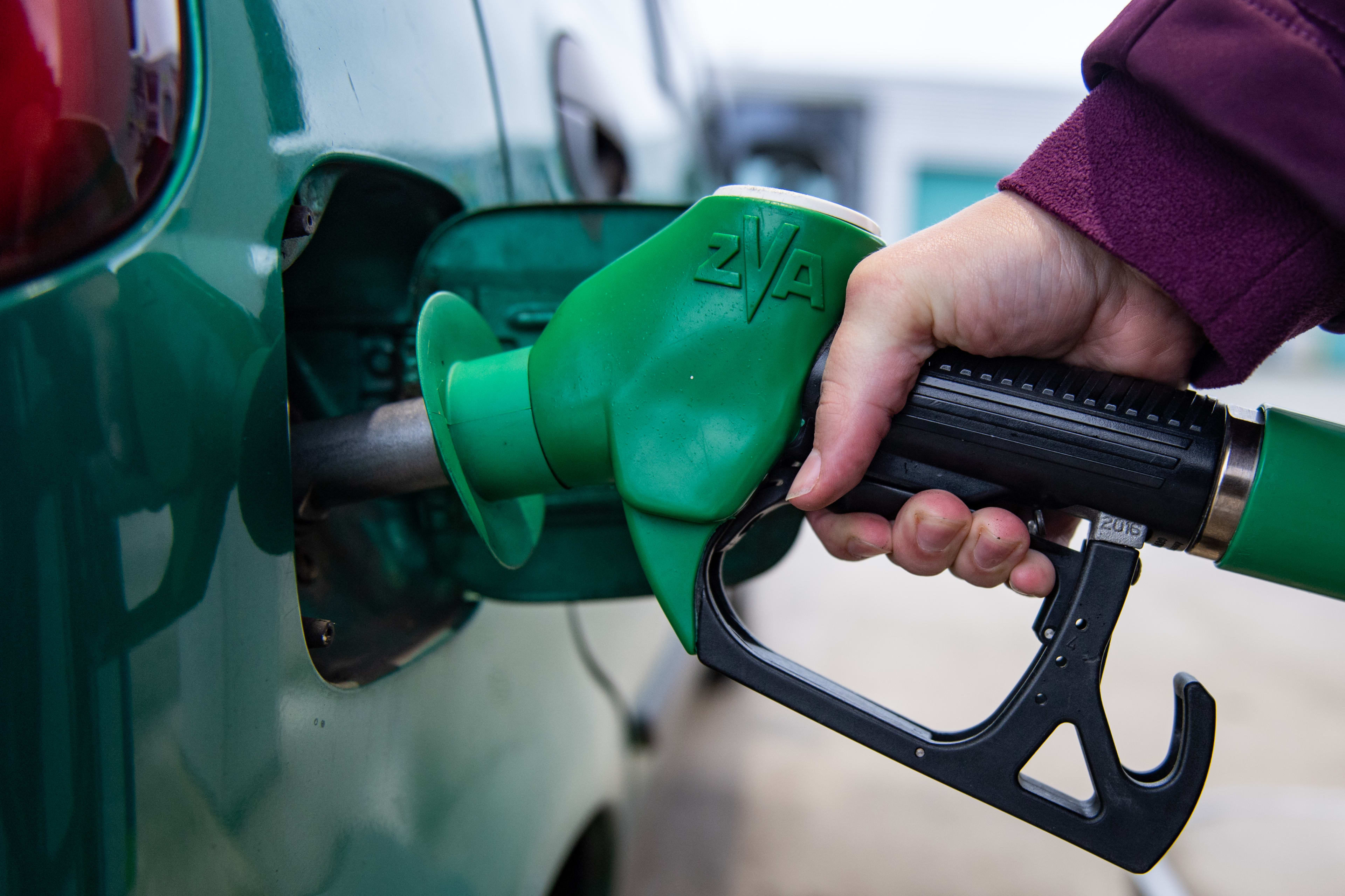 Vermijd Nederlandse tankstations, in deze landen tank je tientallen euro's goedkoper