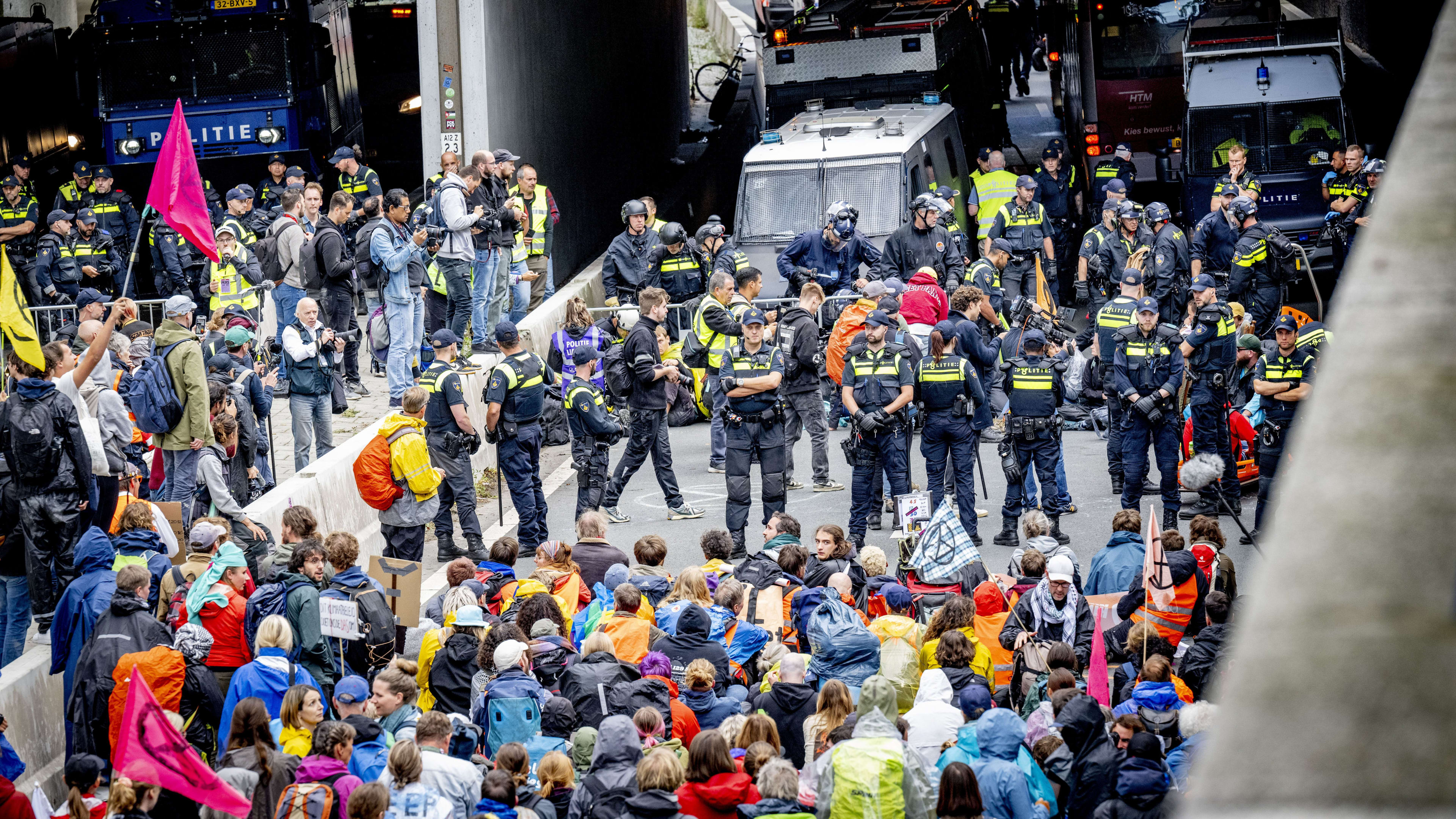 Politiestaking voorbij: agenten halen klimaatactivisten van A12