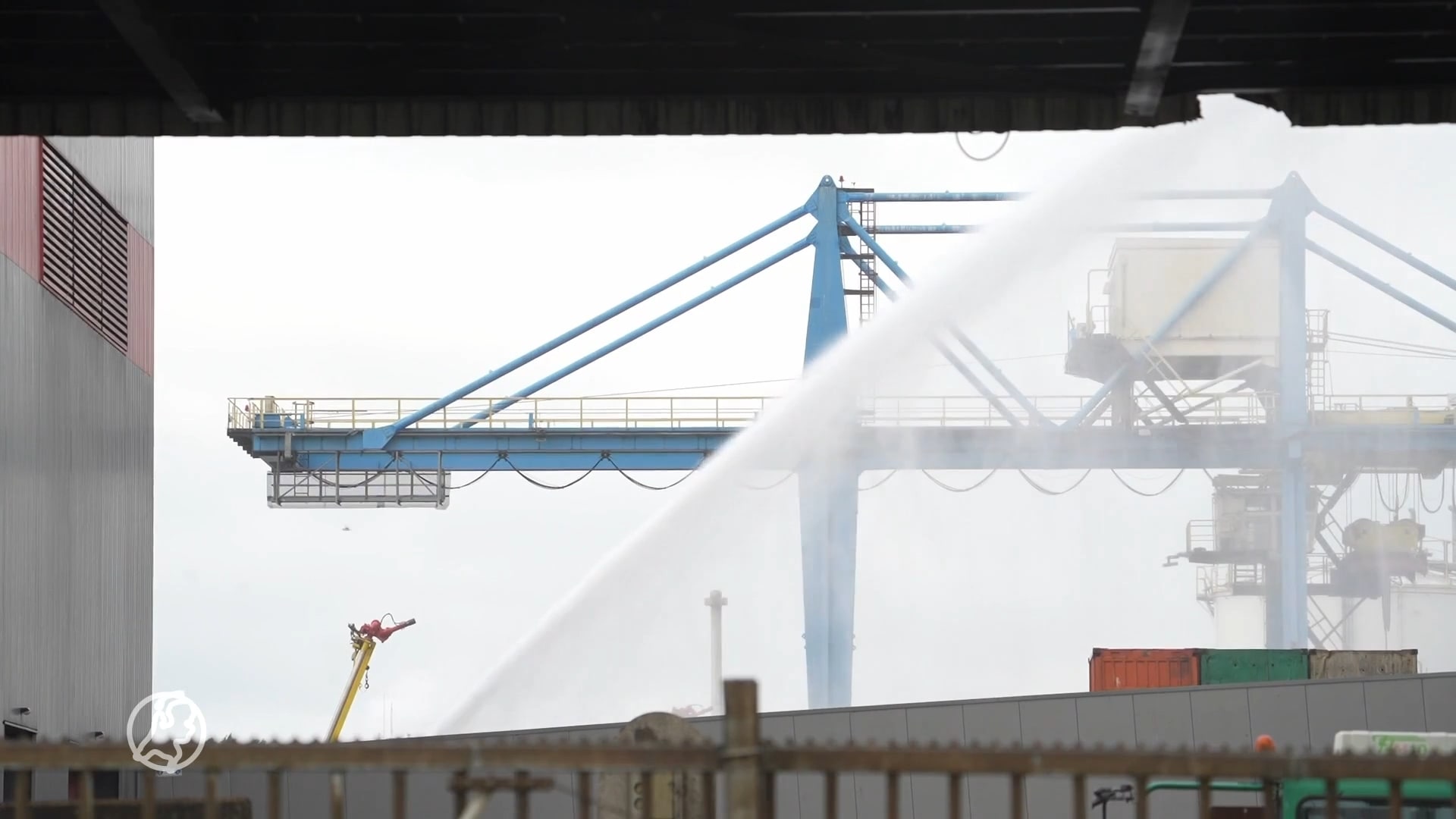 Veiligheidsregio: eet geen eieren uit gebied brandende loods afvalverwerker Rotterdam