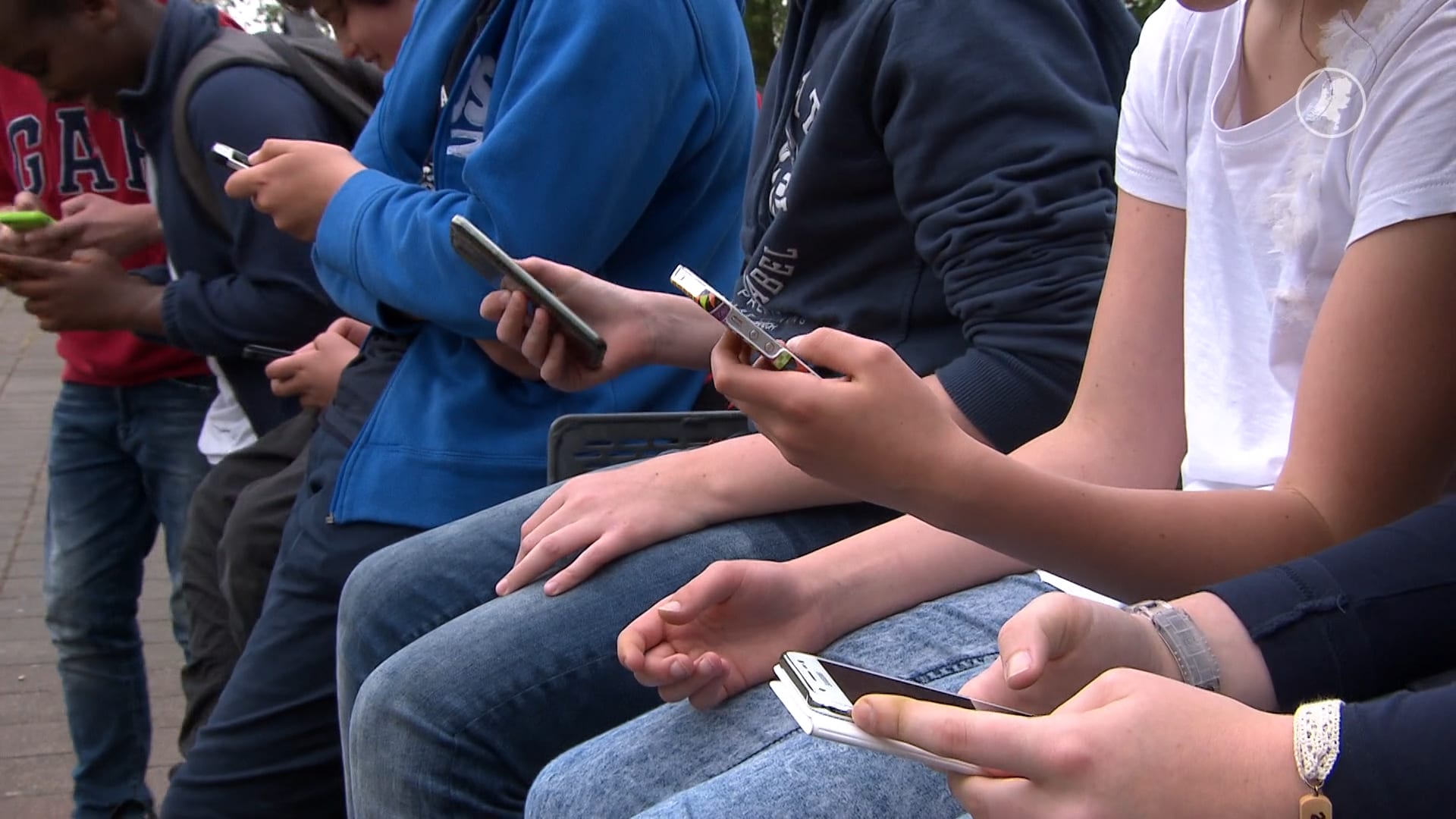 Advies kabinet: geen sociale media onder 15, smartphone pas vanaf groep 8