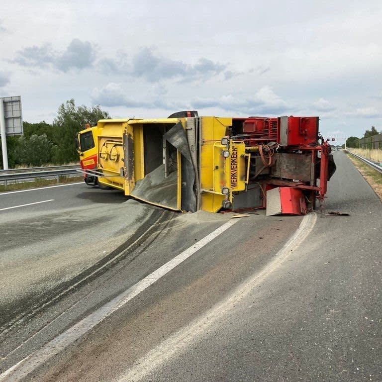 Gecrashte vrachtwagen ligt dwars over A1, hele snelweg dicht