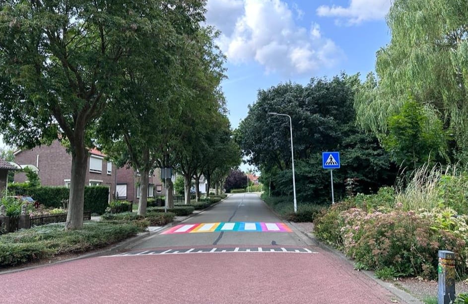 Regenboogzebrapad zwart geverfd door vandalen: 'Het is gewoon triest'