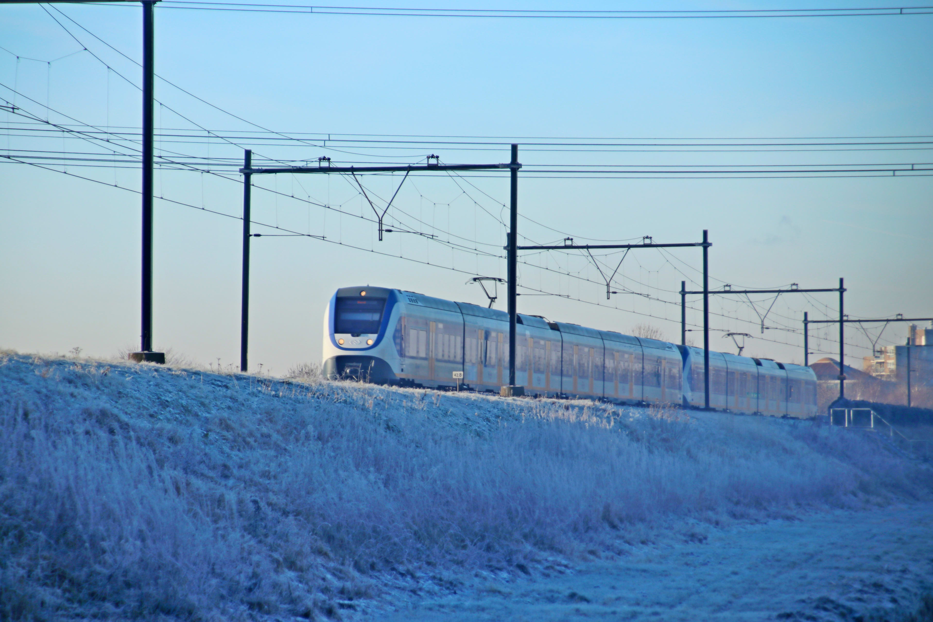 Winters weer zorgt voor problemen op het spoor: minder treinen en storingen