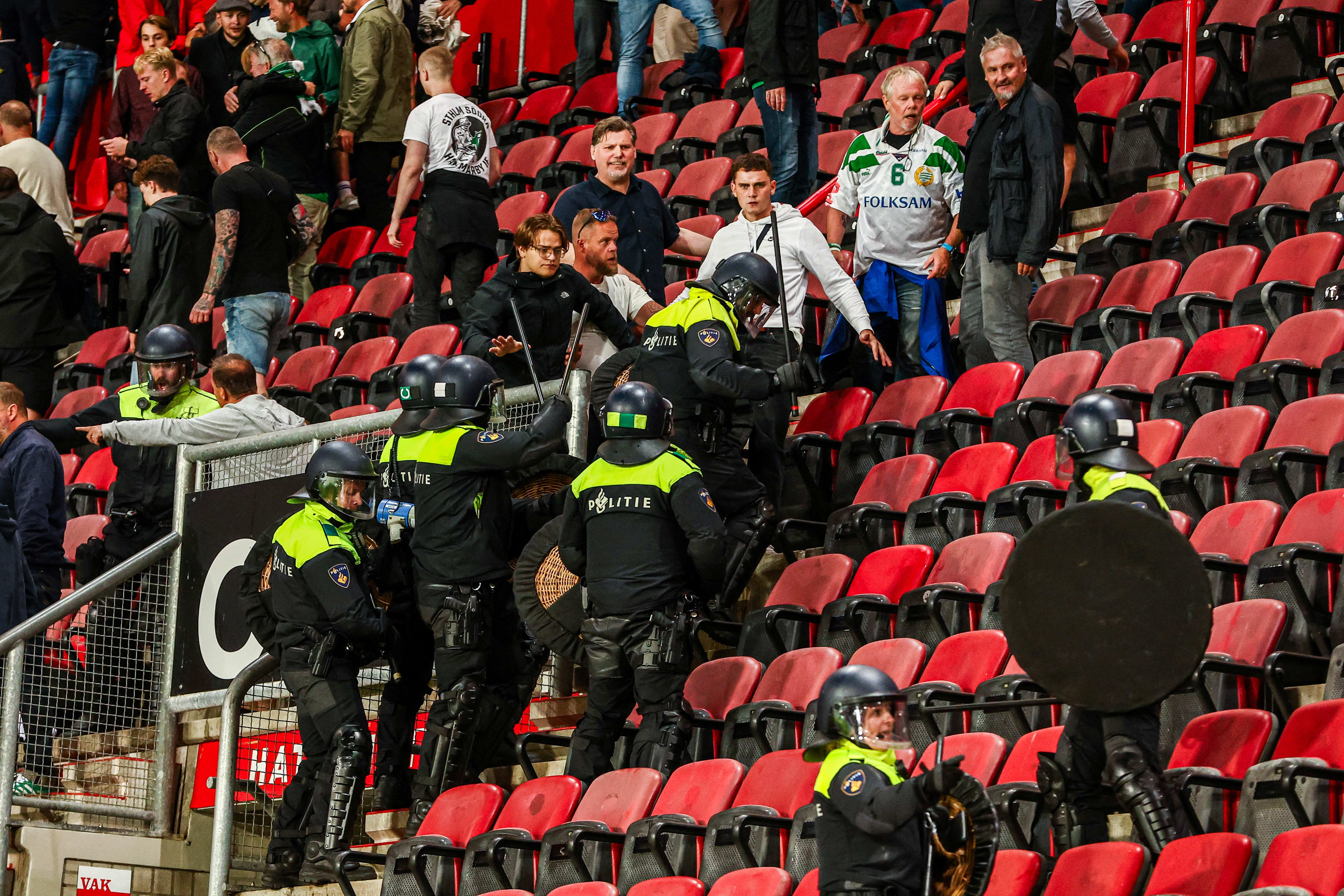 Stadionverbod voor 28 supporters FC Twente na rellen Hammarby IF