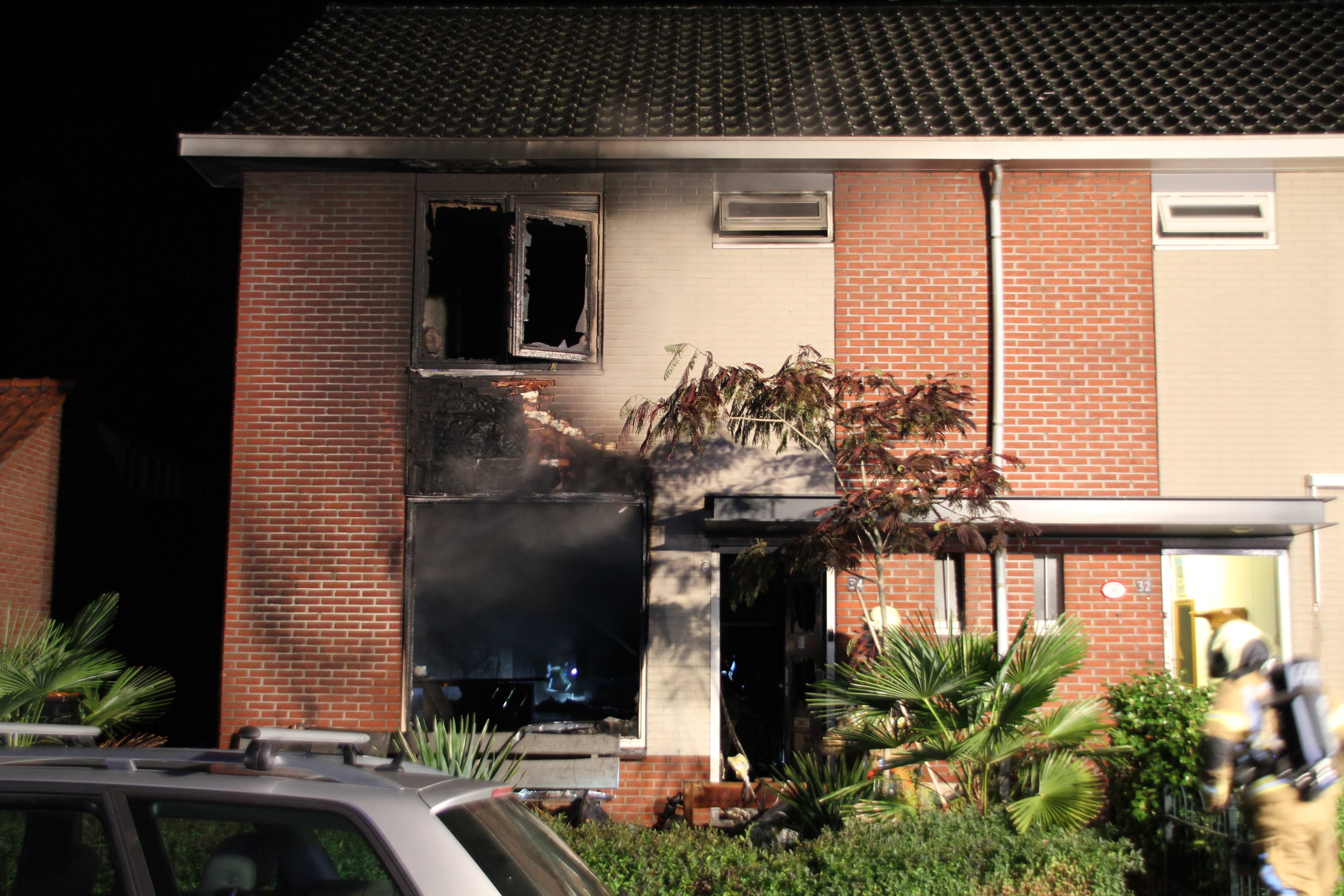 Omwonenden gooien steen door ruit om slechthorende buren te waarschuwen voor brand