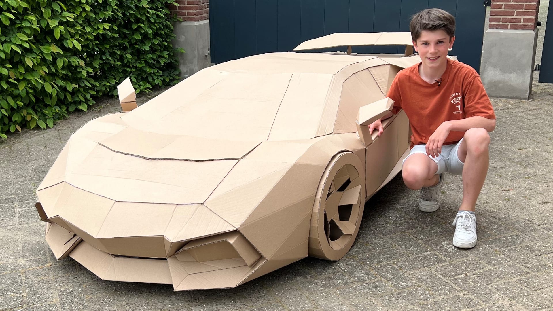 Olivier (12) verkoopt zijn kartonnen Lamborghini aan voormalig Formule 1-coureur