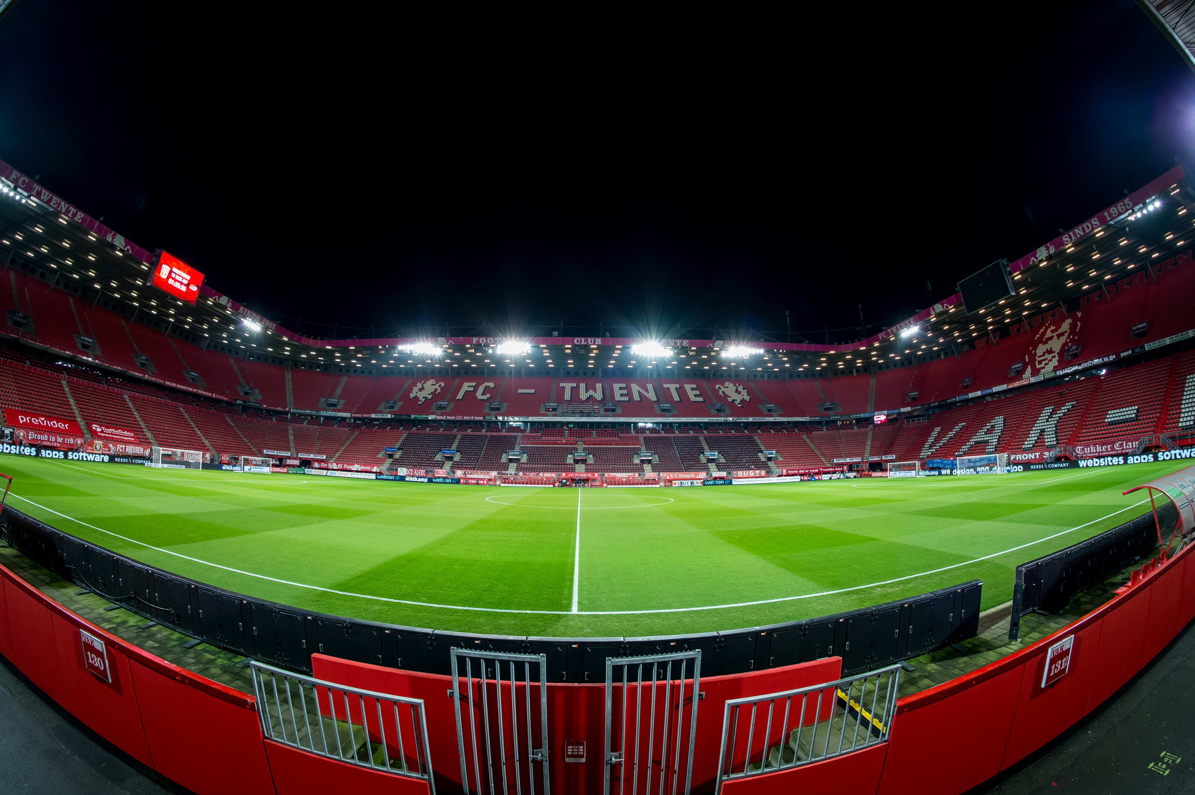 Drie FC Twente-fans mishandelen steward en duwen hem op het spoor