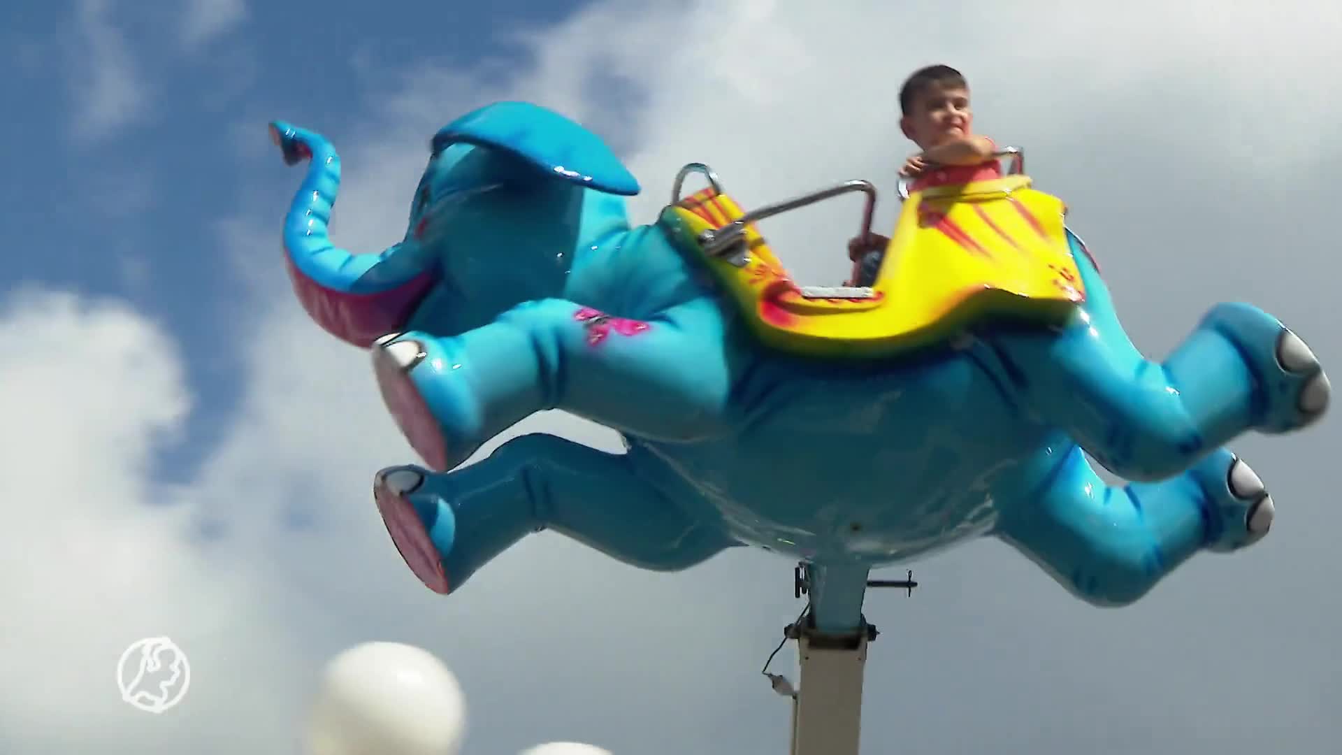 Arme gezinnen uit Almelo gratis naar de kermis, dankzij Greetje