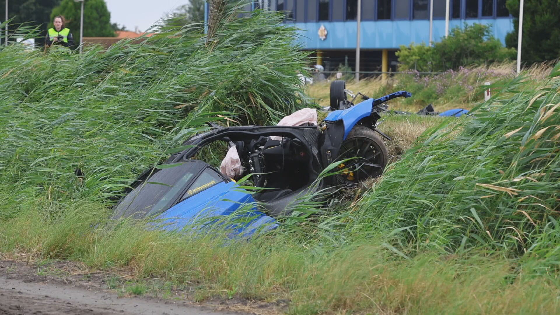 Auto's botsen frontaal op elkaar op Urk: vier mannen gewond, waarvan twee ernstig