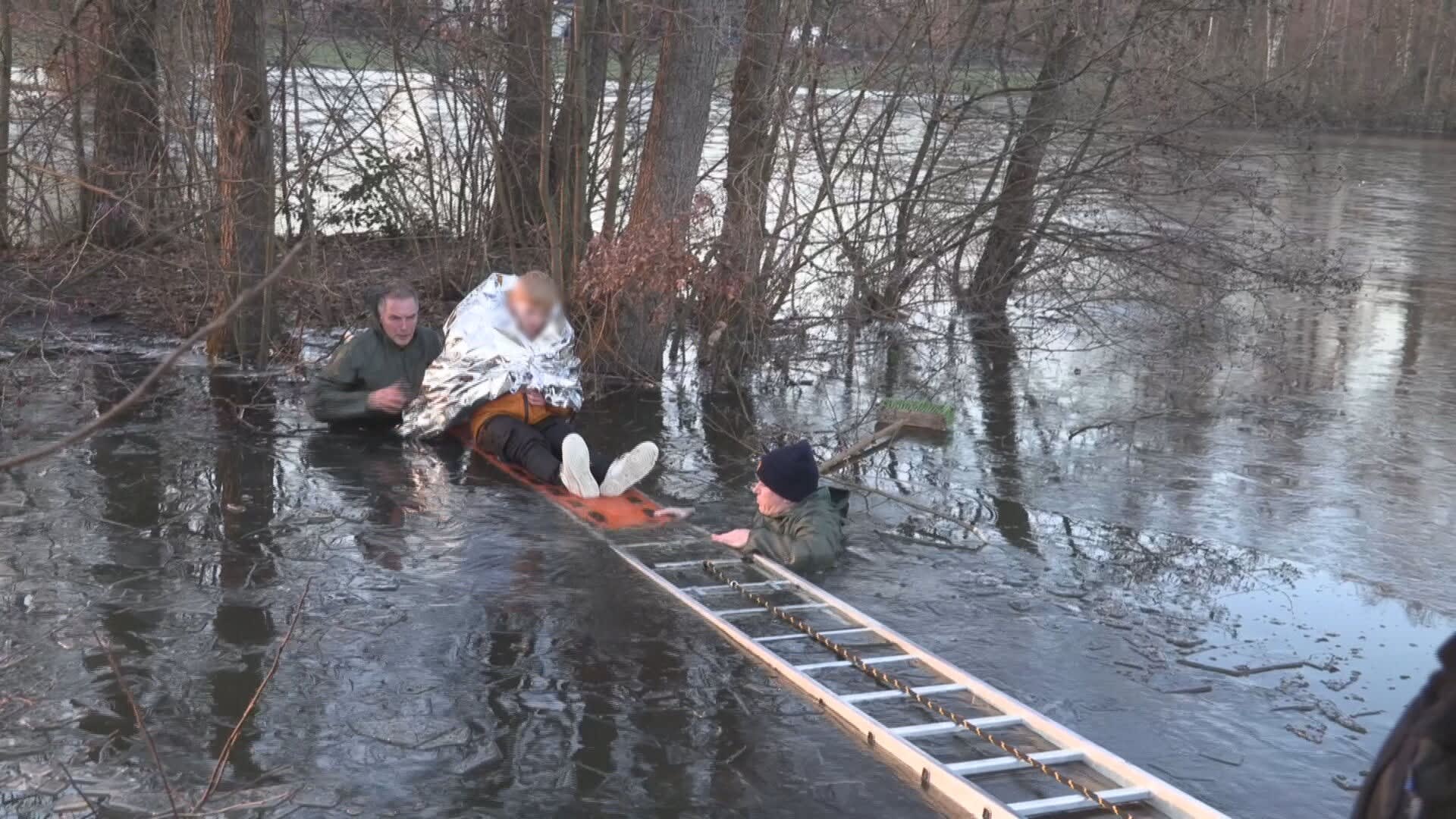 Nat pak: spelende jongen zakt door ijs in Doetinchem