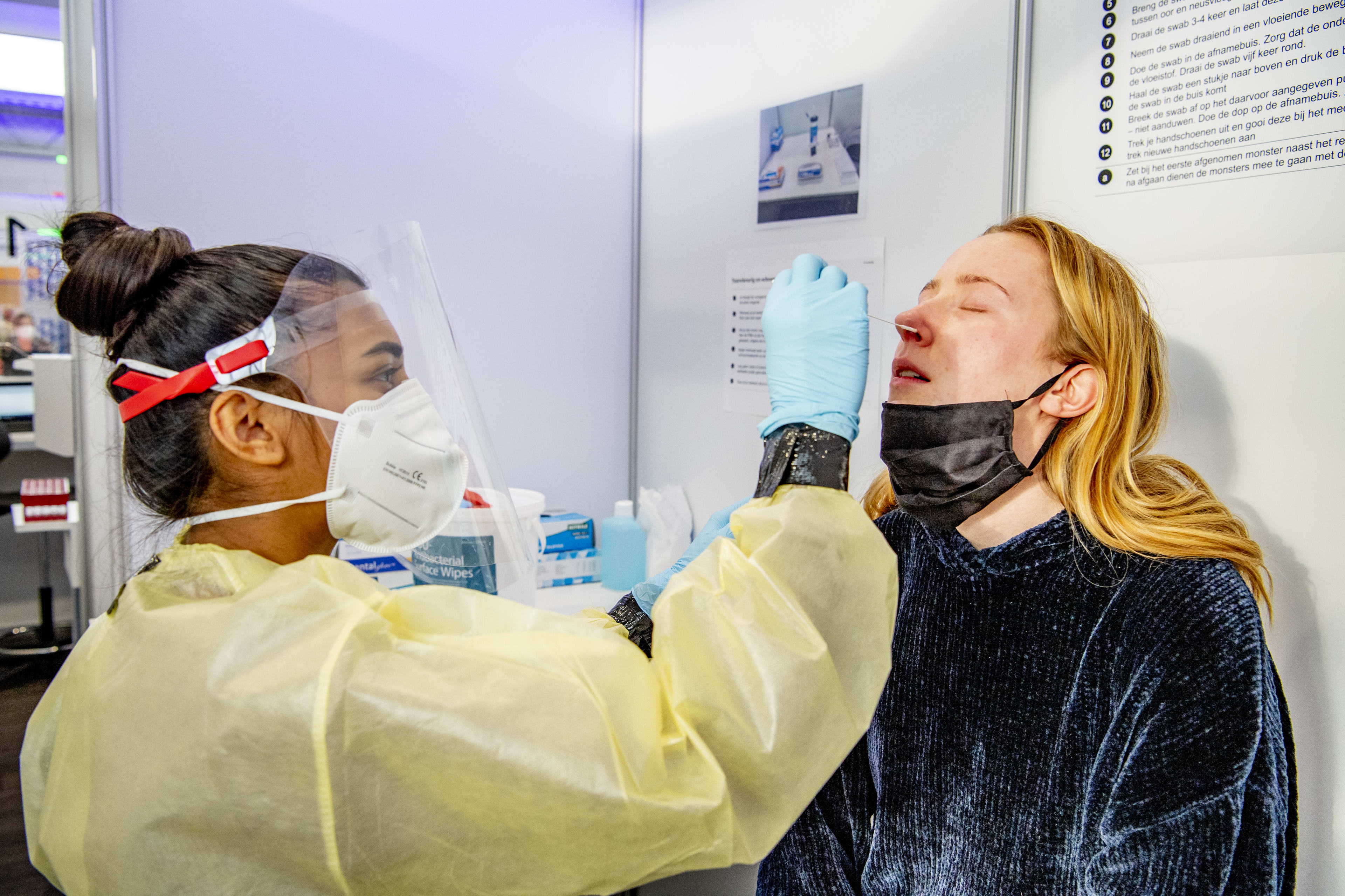 Aantal nieuwe coronabesmettingen weer gestegen, iets meer mensen in het ziekenhuis