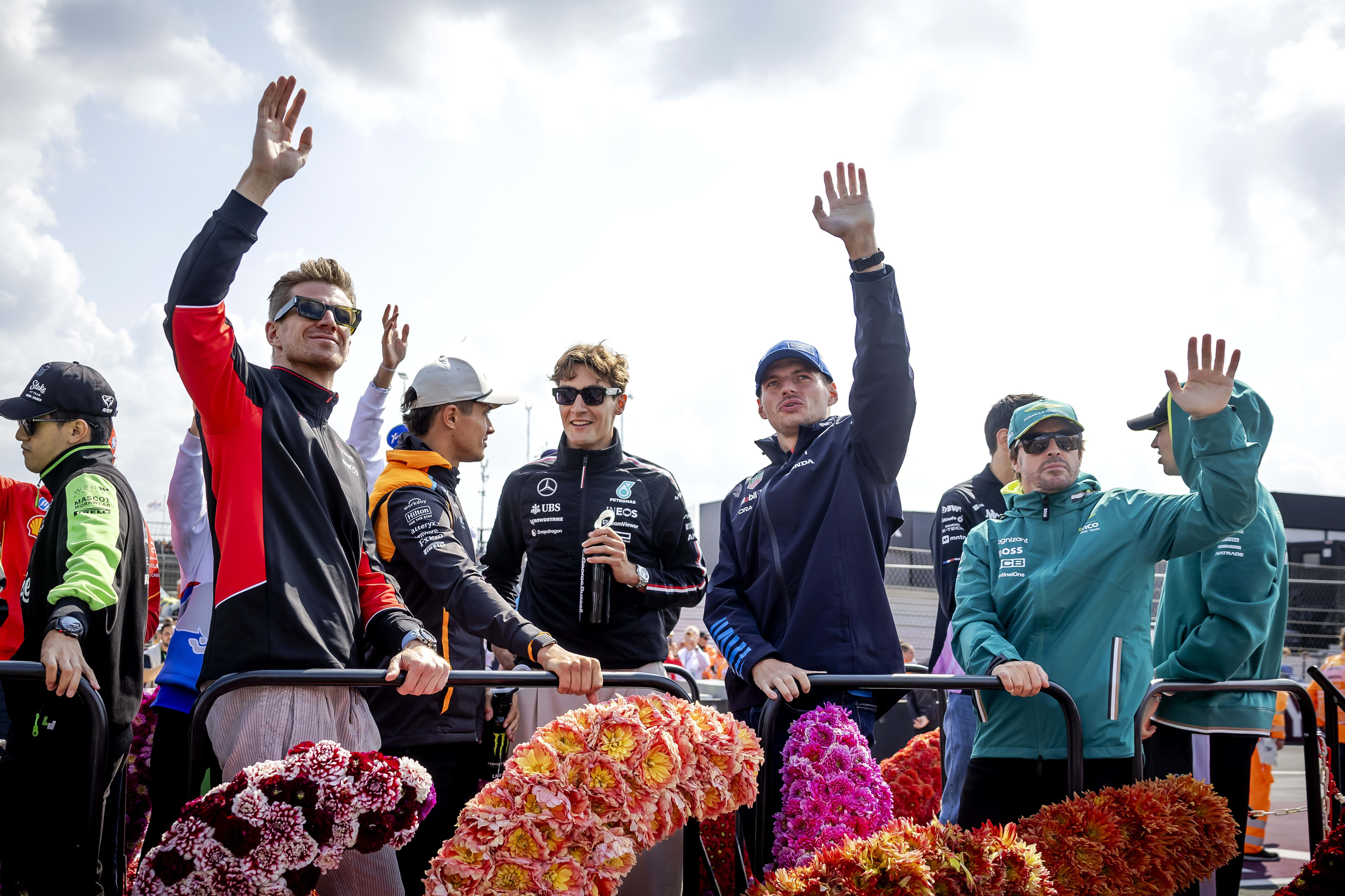 F1-coureurs in bloemenwagen bij voorstelrondje publiek Zandvoort