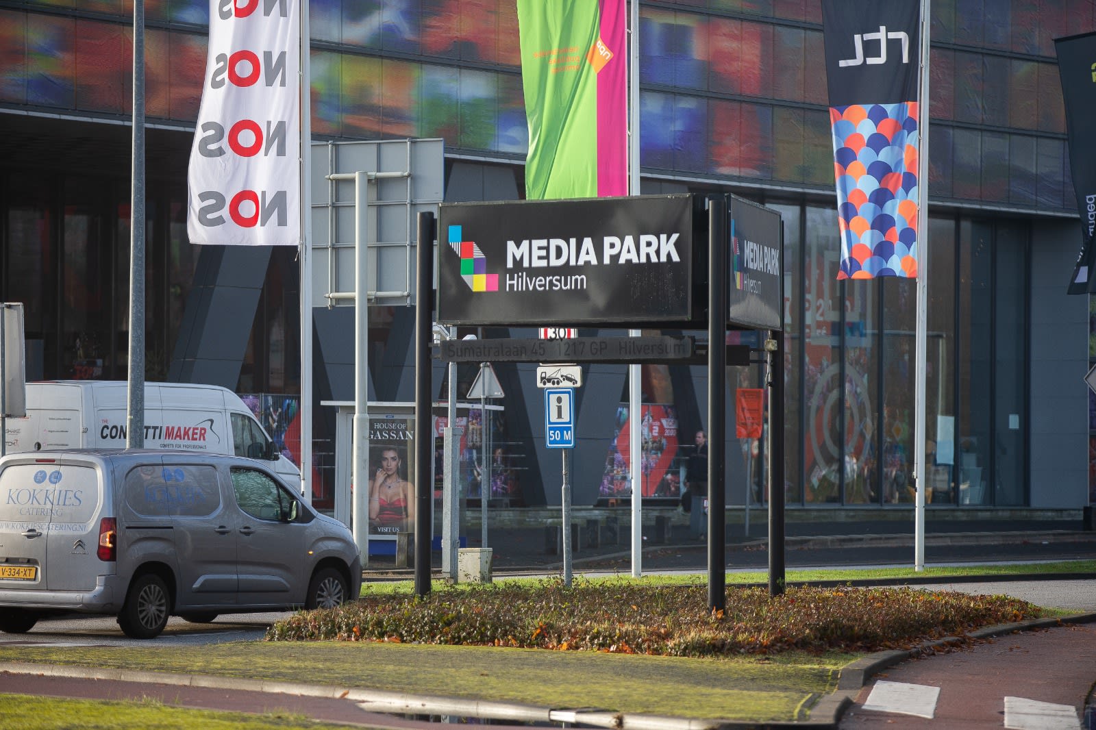 Klein groepje protesteert bij Media Park, politie houdt mensen tegen bij slagboom