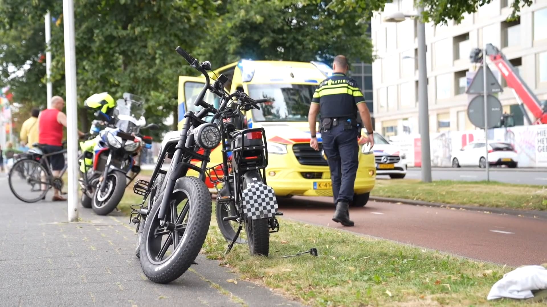 Man, vrouw en kind gewond bij aanrijding tussen fatbikes