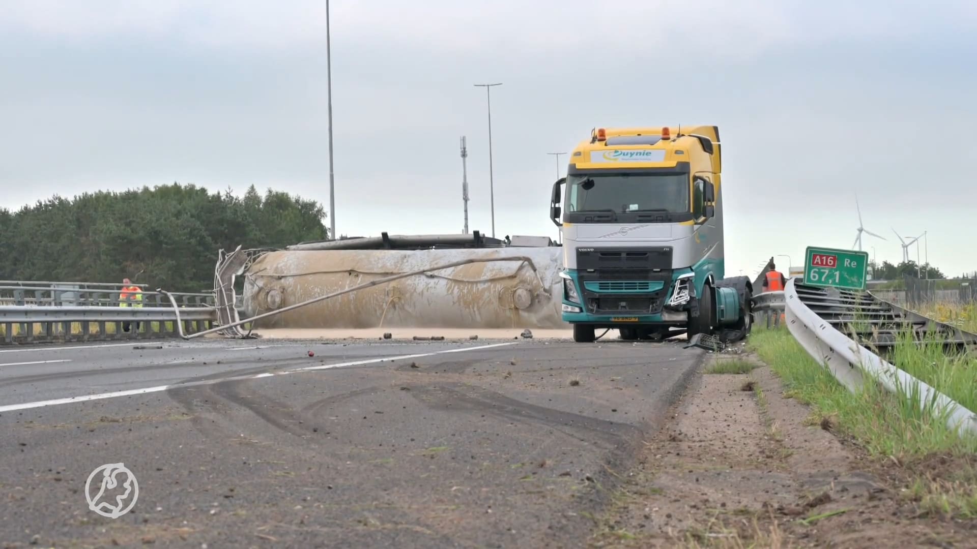 Belgische grens dicht bij Breda, gekantelde vrachtwagen blokkeert A16