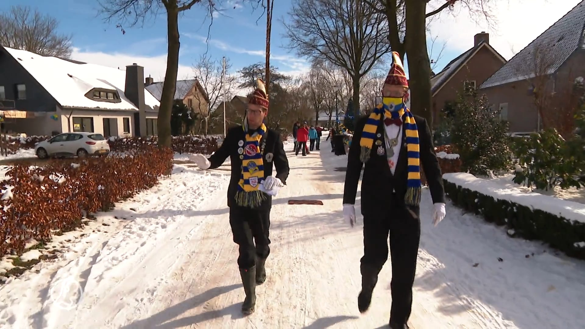 Voortuinen dit jaar omgetoverd tot de carnavalswagens van Snevelbokkenland
