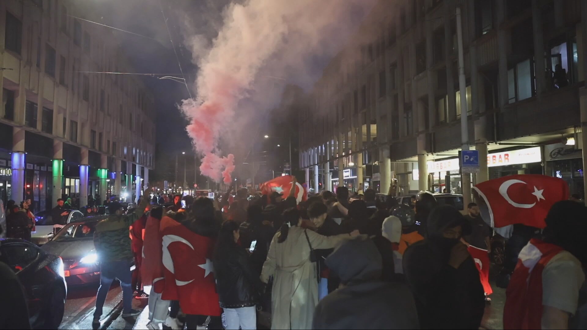 Nederlandse en Turkse fans gaan met elkaar op de vuist en bekogelen ME na kwartfinale