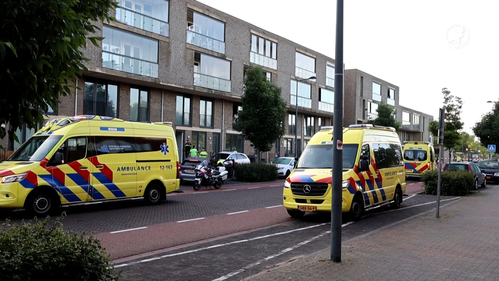 Twee doden bij steekincident in woning Hoofddorp, twee agenten gewond