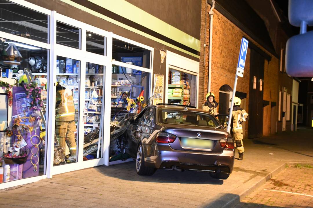 Dierenwinkel in Axel geramd, politie treft leeg voertuig aan