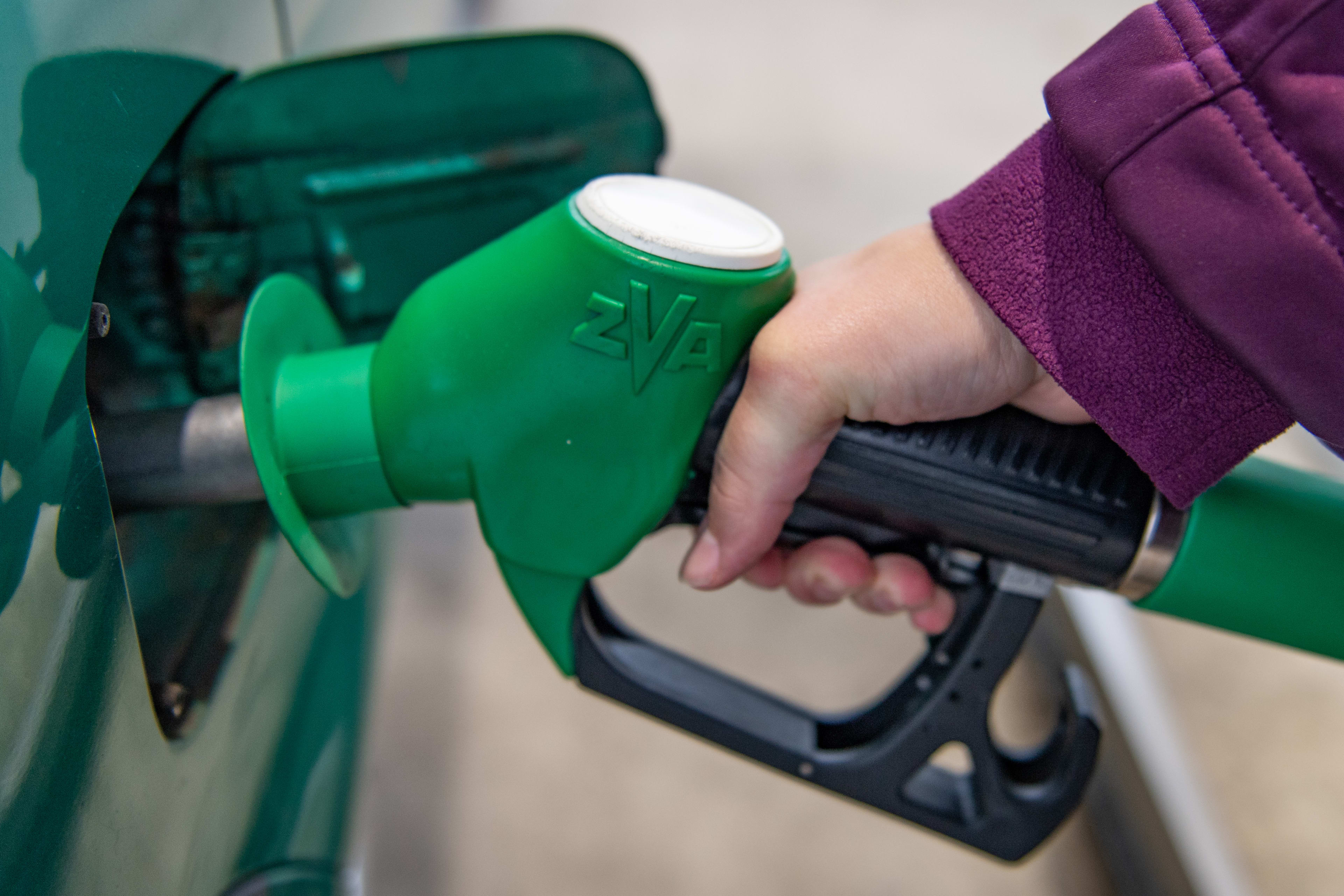 Een op de vijf Nederlanders pakt minder vaak de auto door stijgende benzineprijzen