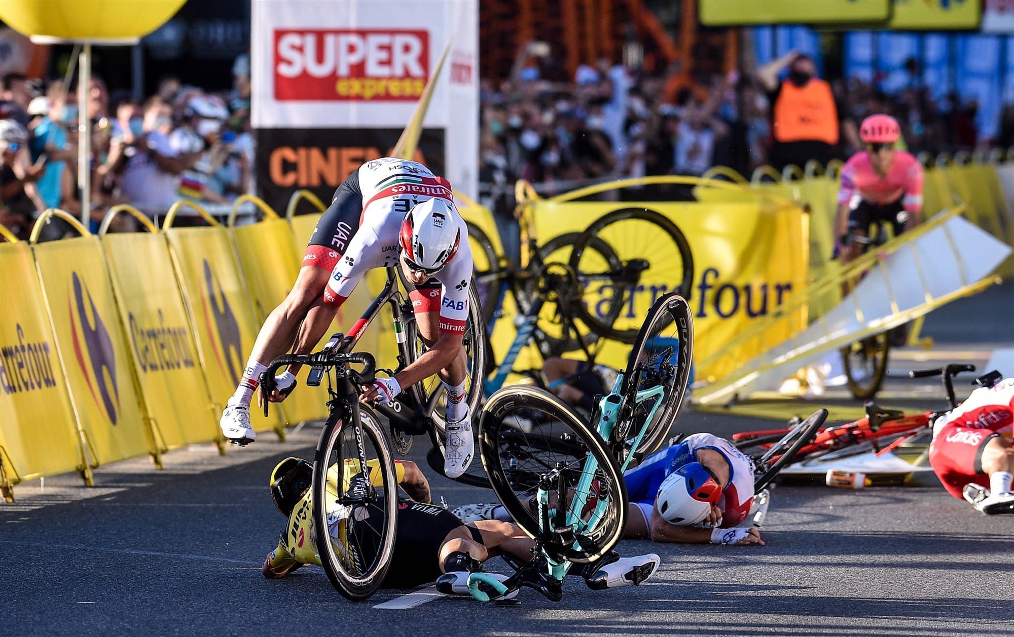 Wielrenner Fabio Jakobsen in kunstmatige coma na horrorcrash in Ronde van Polen