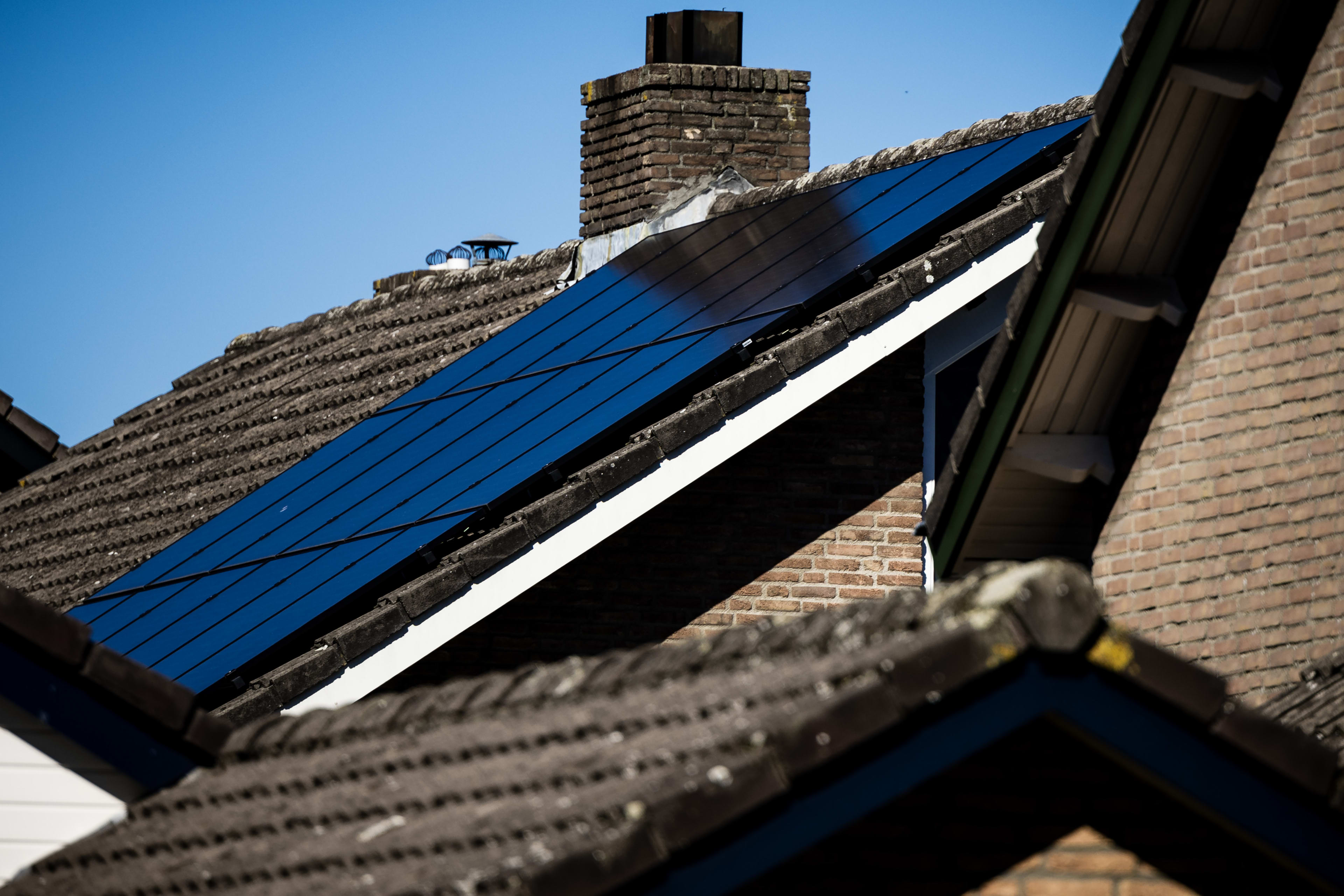 Slecht nieuws voor mensen met zonnepanelen: ook Eneco laat je nu meer betalen