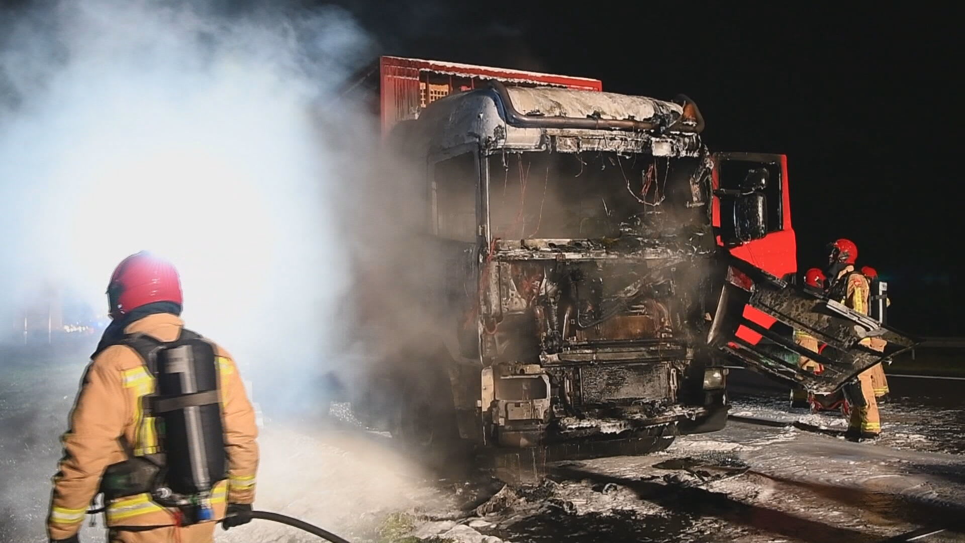 Vrachtwagen met duizenden konijnen vliegt in brand op A67