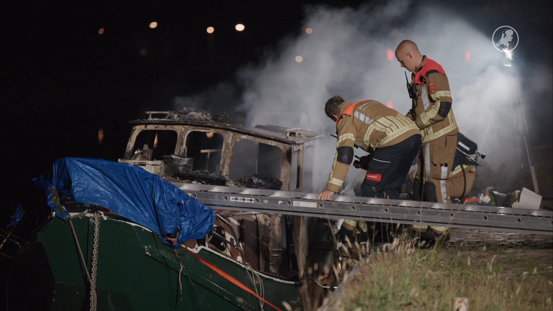 Dode bij brand op boot in Tilburg, ander weet net op tijd in water te springen
